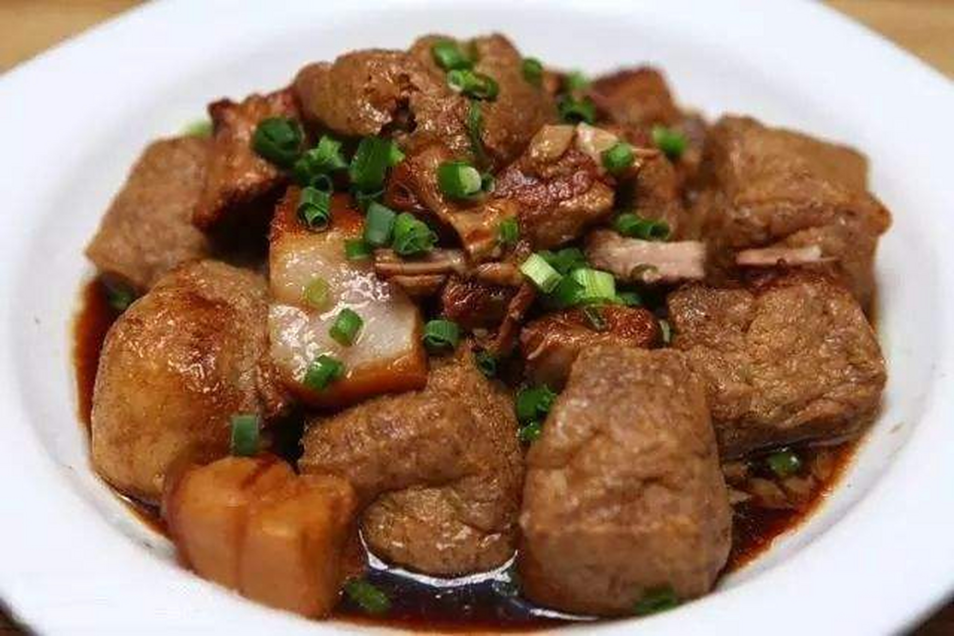 宁波人习惯用油豆腐烤肉,油豆腐吸收了肉汁之后,滋