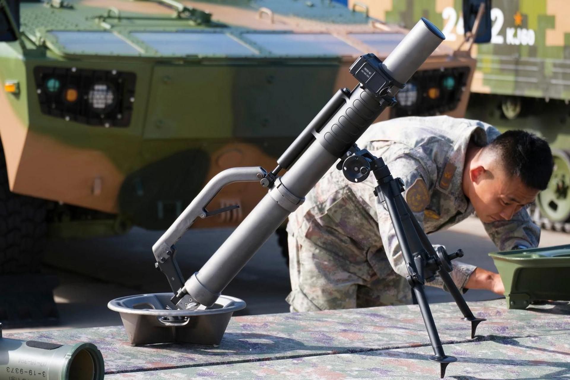 国产新迫击炮,这个涂装,我不由得多看了两眼才敢信这是我们的装备.