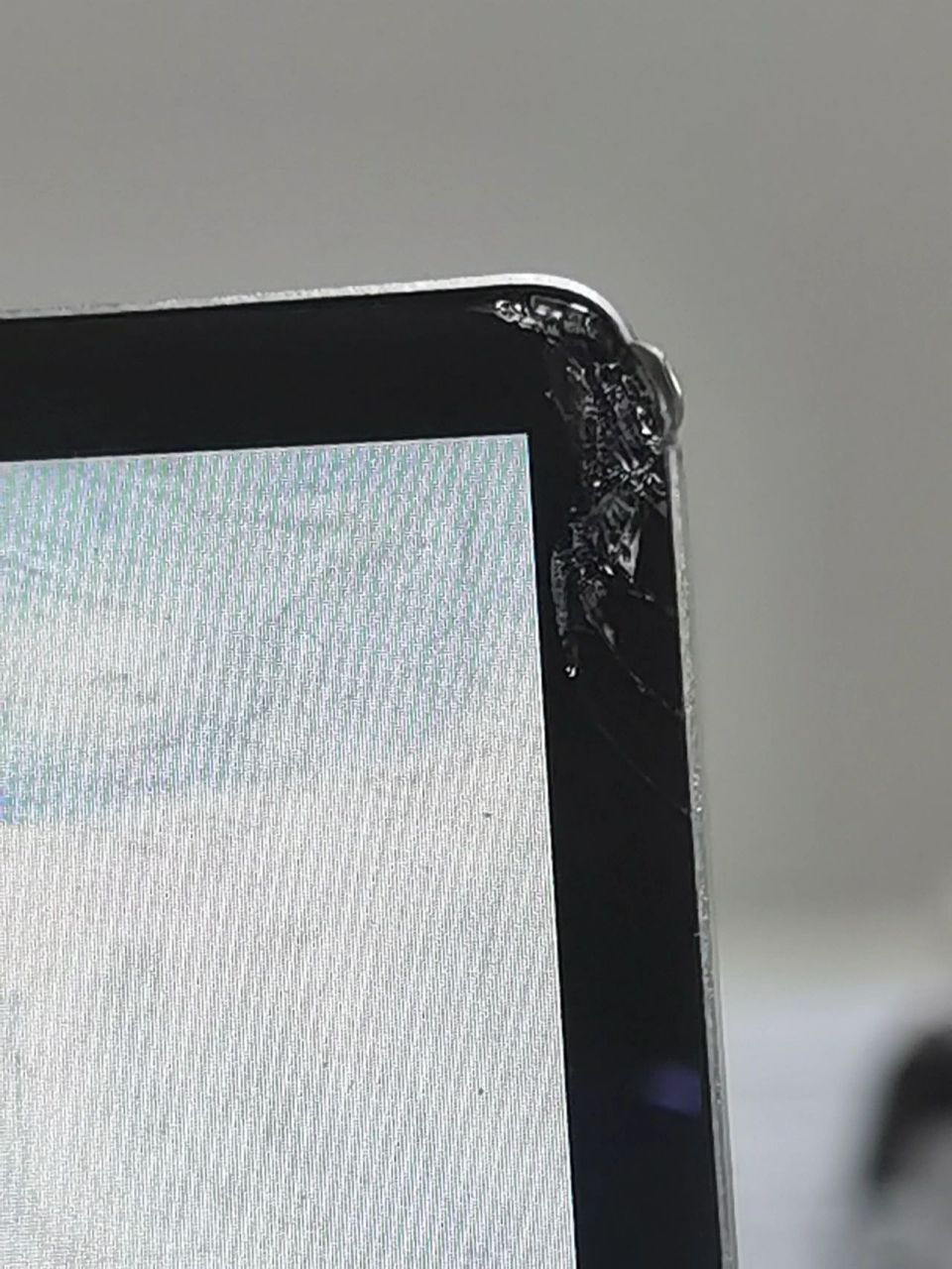 matebook14屏幕摔碎一个角   今天太粗心屏幕碎了一个角 不影响正常