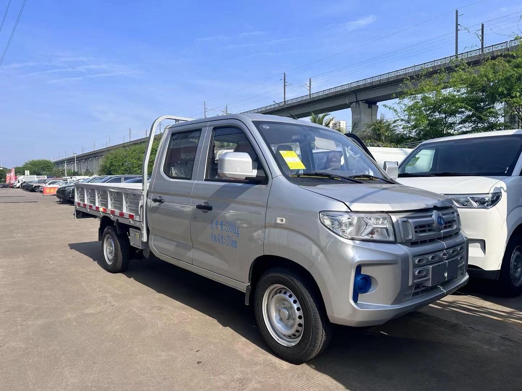 新能源双排货车 瑞驰 ec72 到店 双排 5 座平板车 拉货载人两不误  2.