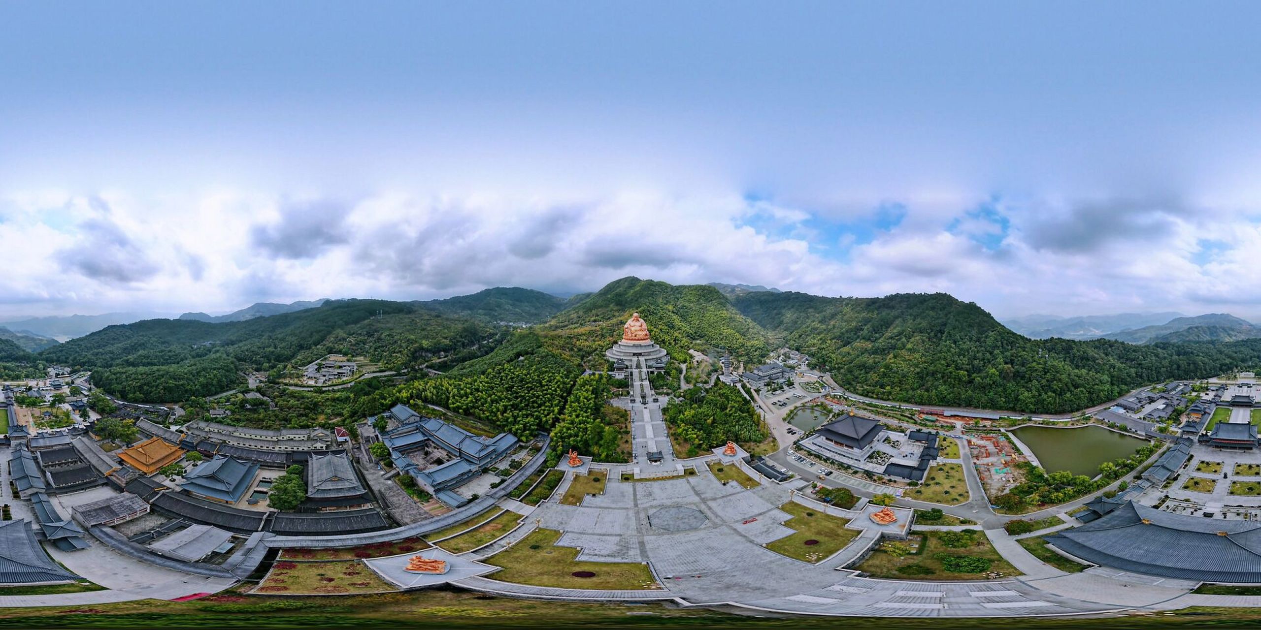 应梦名山,人间弥勒  雪窦山 雪窦山位于浙江东南名邑宁波奉化,自晋代