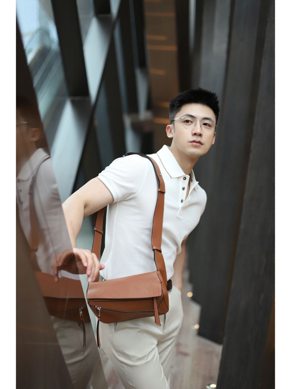 所以穿搭就是长短搭配,短袖配上长裤,冷了随便套件衬衫就好啦.