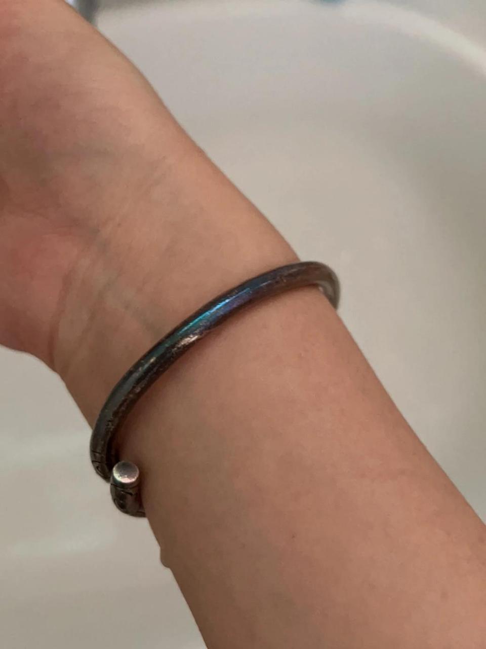 最近银镯子总是一夜变黑 最近银镯子总是一样变黑,现在这个是我男朋友