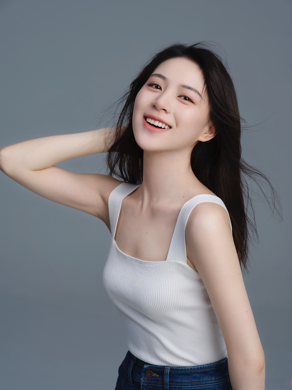 演员高曼尔 发布一组清新写真,很有辨识度的长相