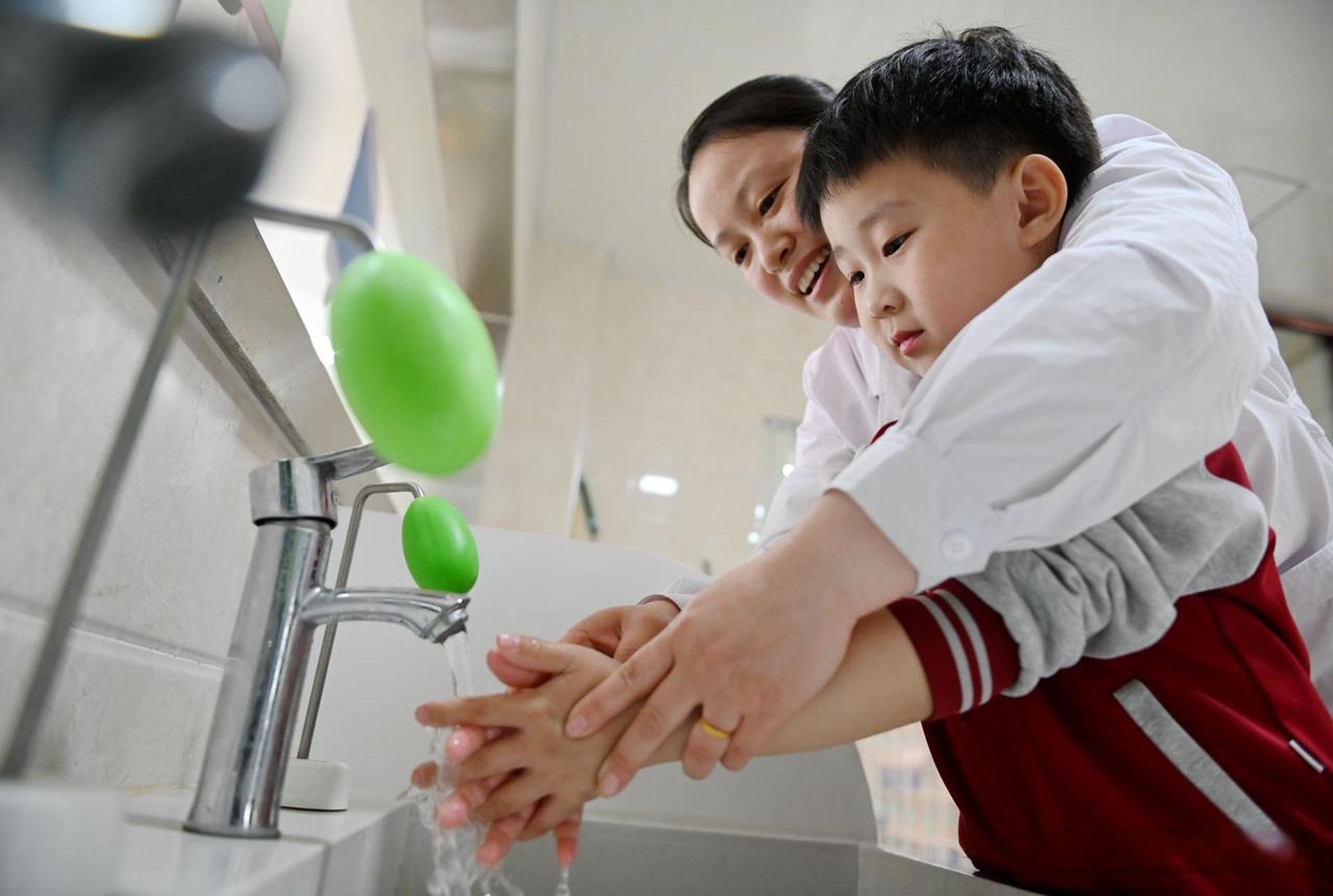 幼儿园的医务人员现场为小朋友们讲解如何正确洗手,刷牙等卫生知识