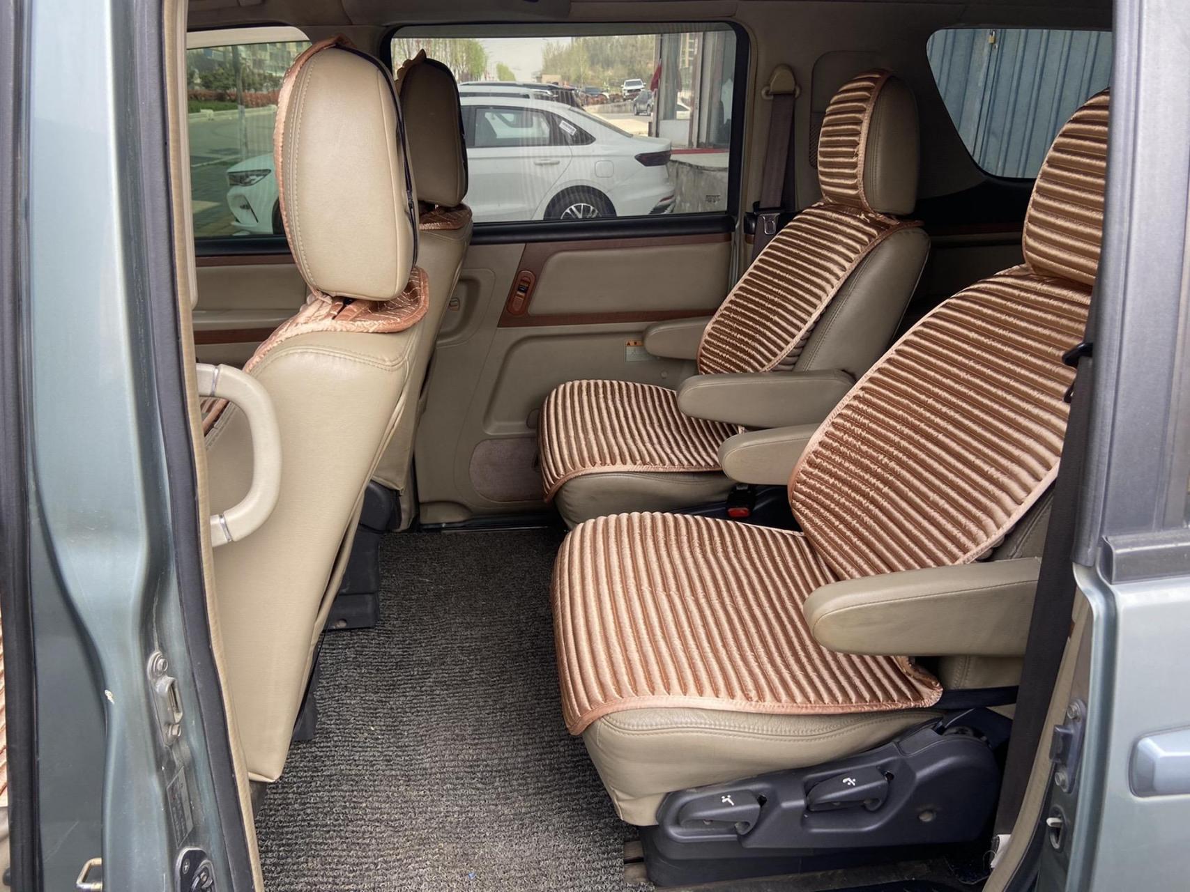 刚刚拿下7座日产御轩小商务,2.5排量怀挡,车况精品,2万多块钱包过户