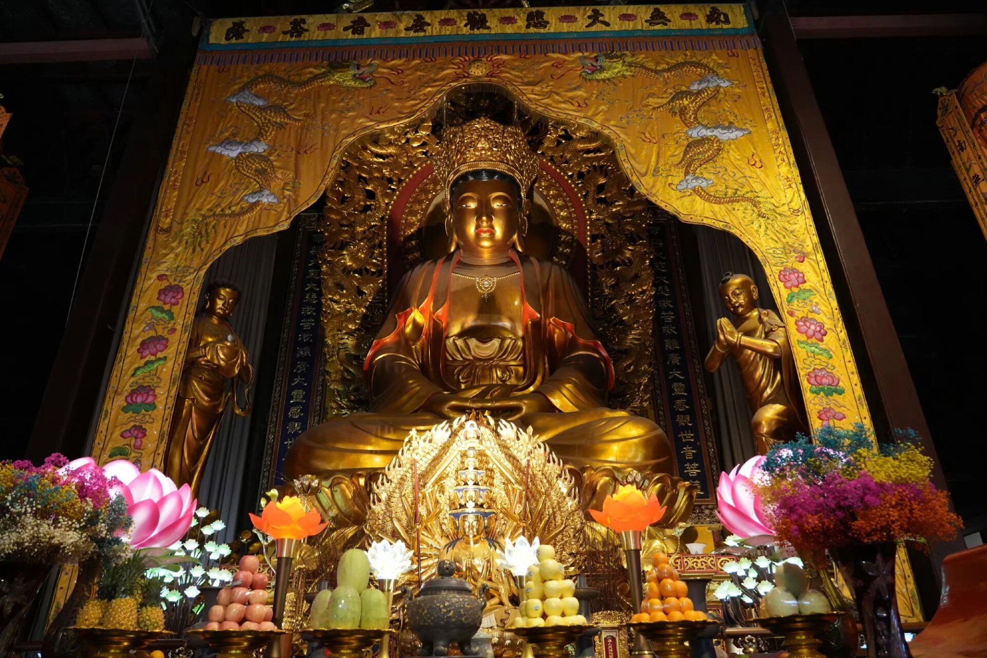 普陀山皇家寺院法雨寺 法雨寺又名后寺,坐落在普陀山白华顶左,清康熙