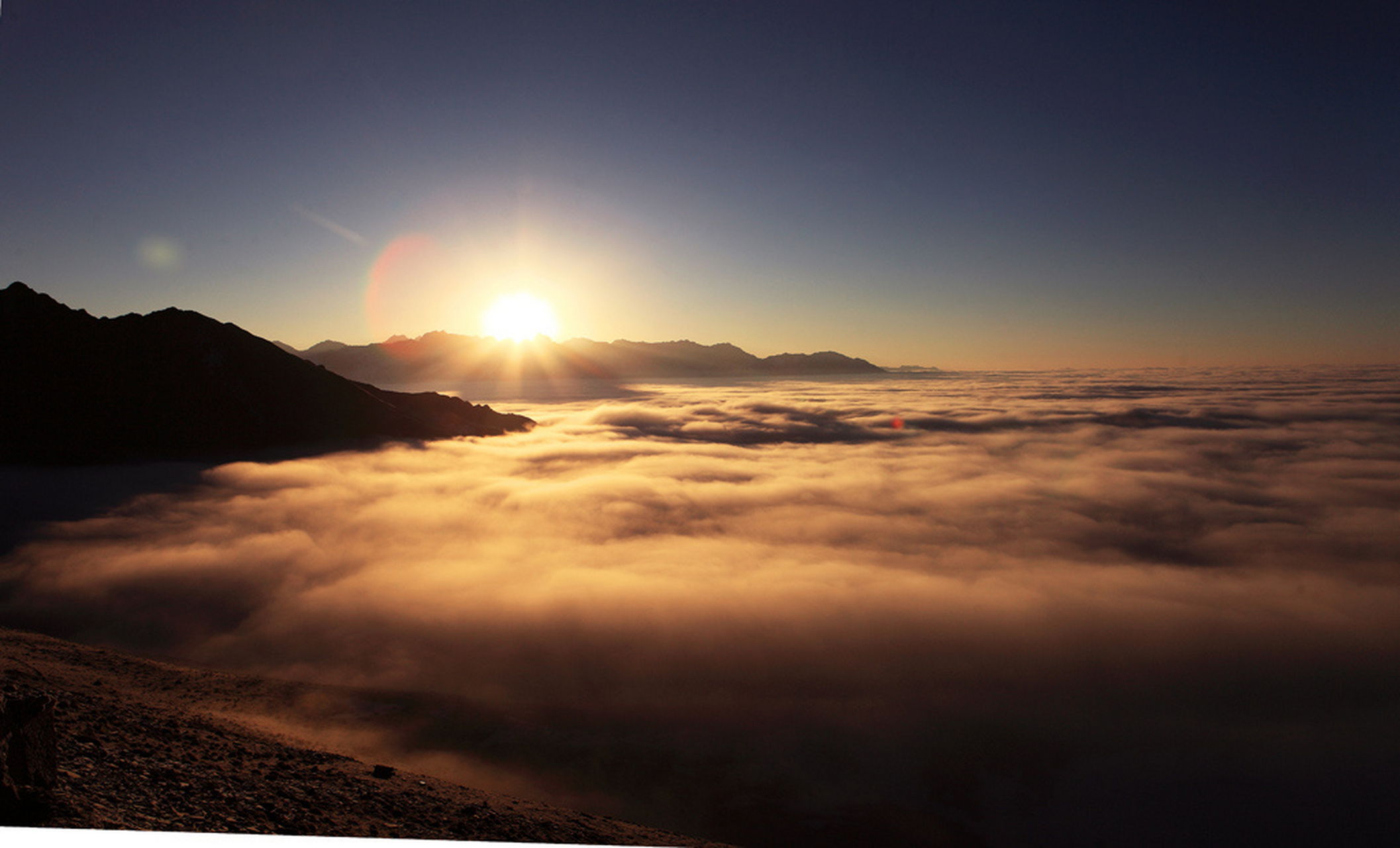 雅安丨云海篇之夹金山 夹金山云海的云雾浓密,仿佛一片海洋,美不胜收.