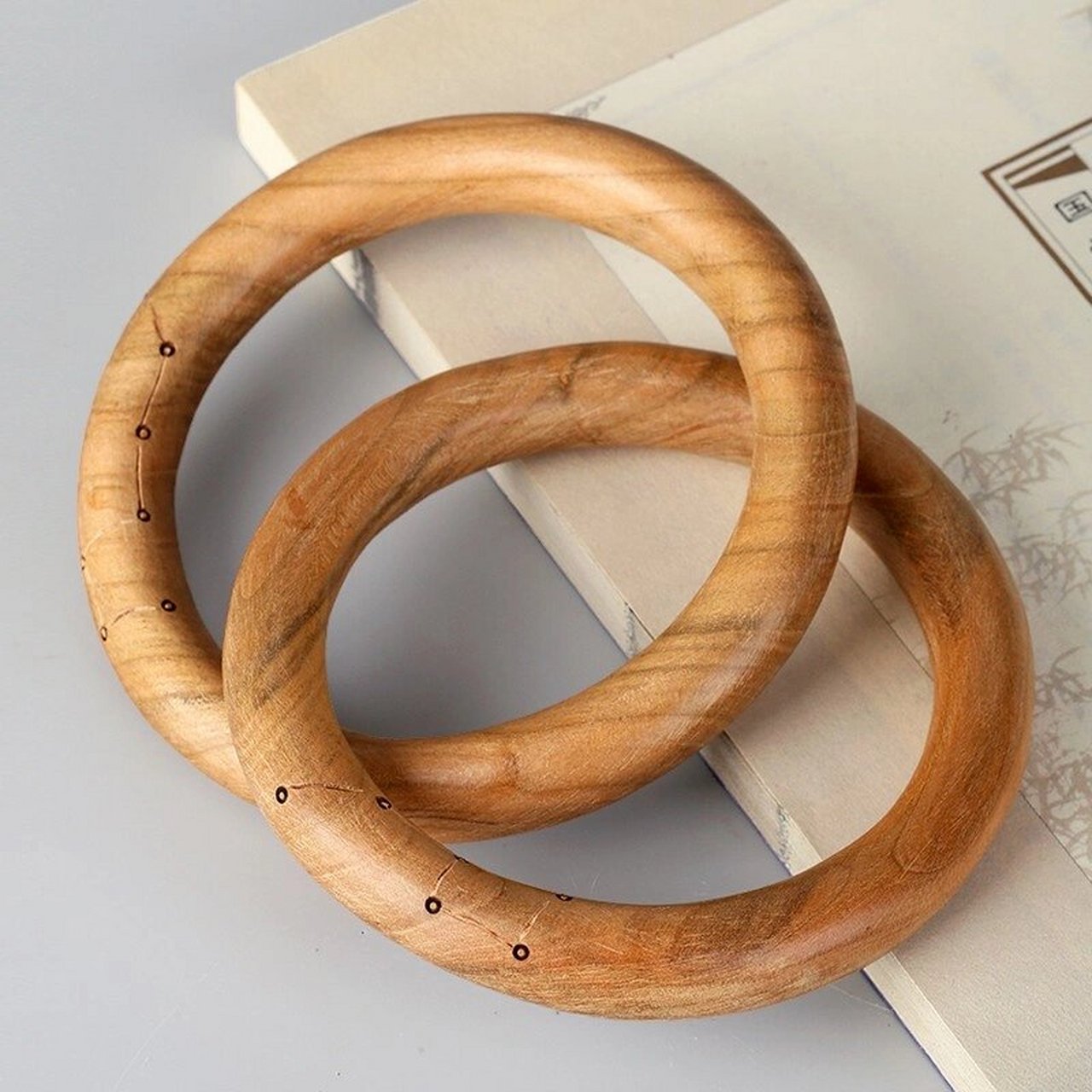 阴阳环,又称乾坤圈,为道家法器,是道教重要宗教修持用品之一.