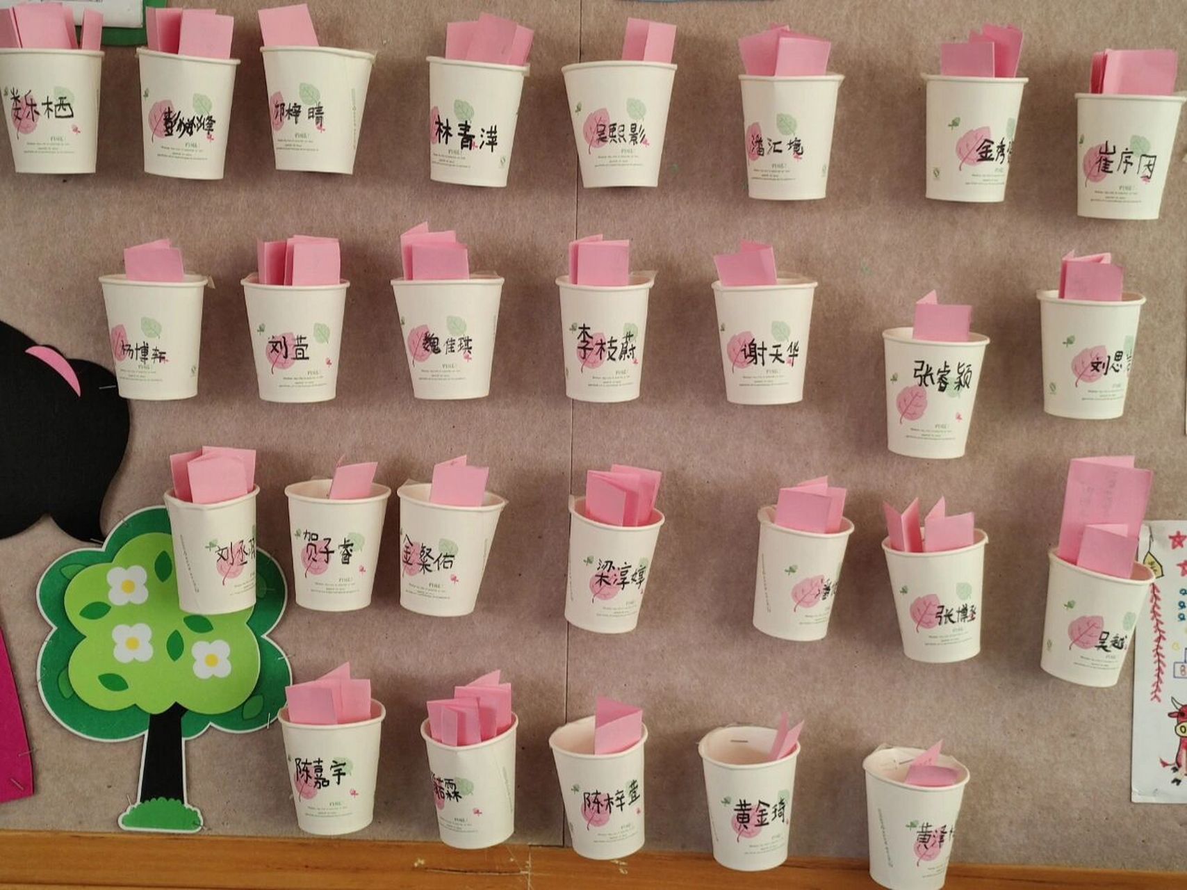 夸夸我的好同学 纸杯墙 写纸条投递 让孩子们能够得到别人的认可,同时