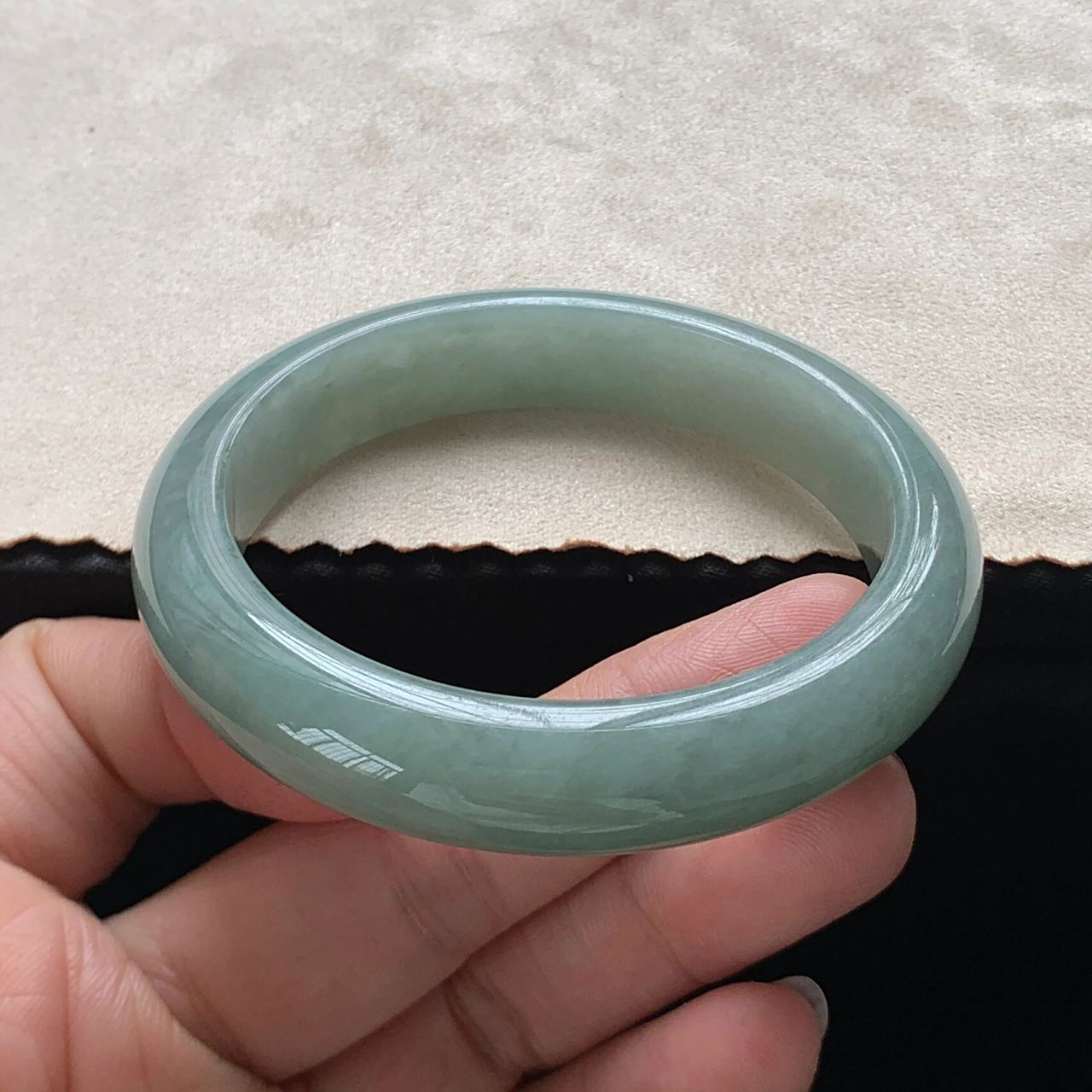 细糯种油青色翡翠手镯正圈,拍的灰了 很多人对油青手镯有误解,觉得油