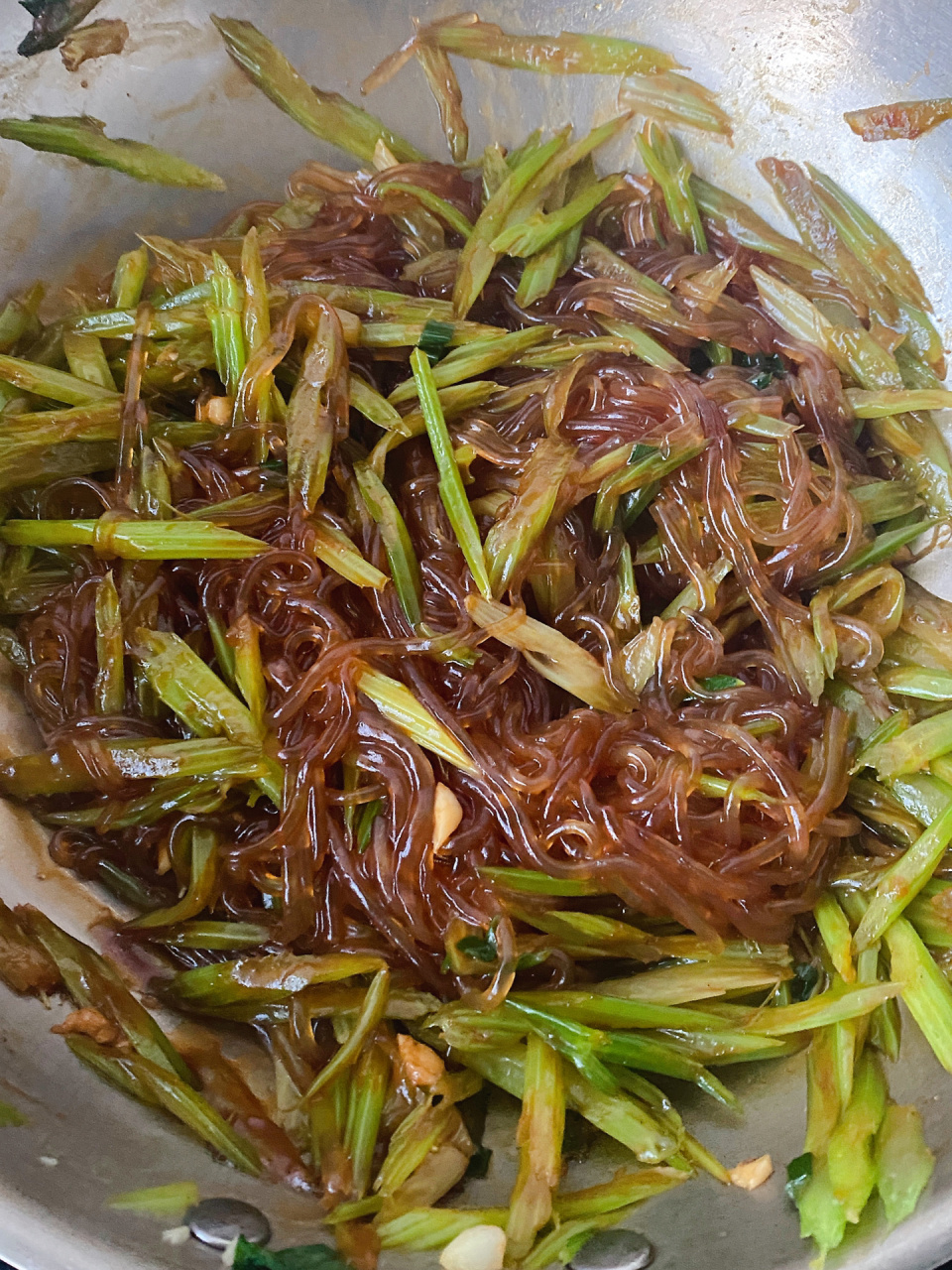 芹菜炒粉条 小时候不大爱吃芹菜,后来不知怎的爱上了这股清香,芹菜炒