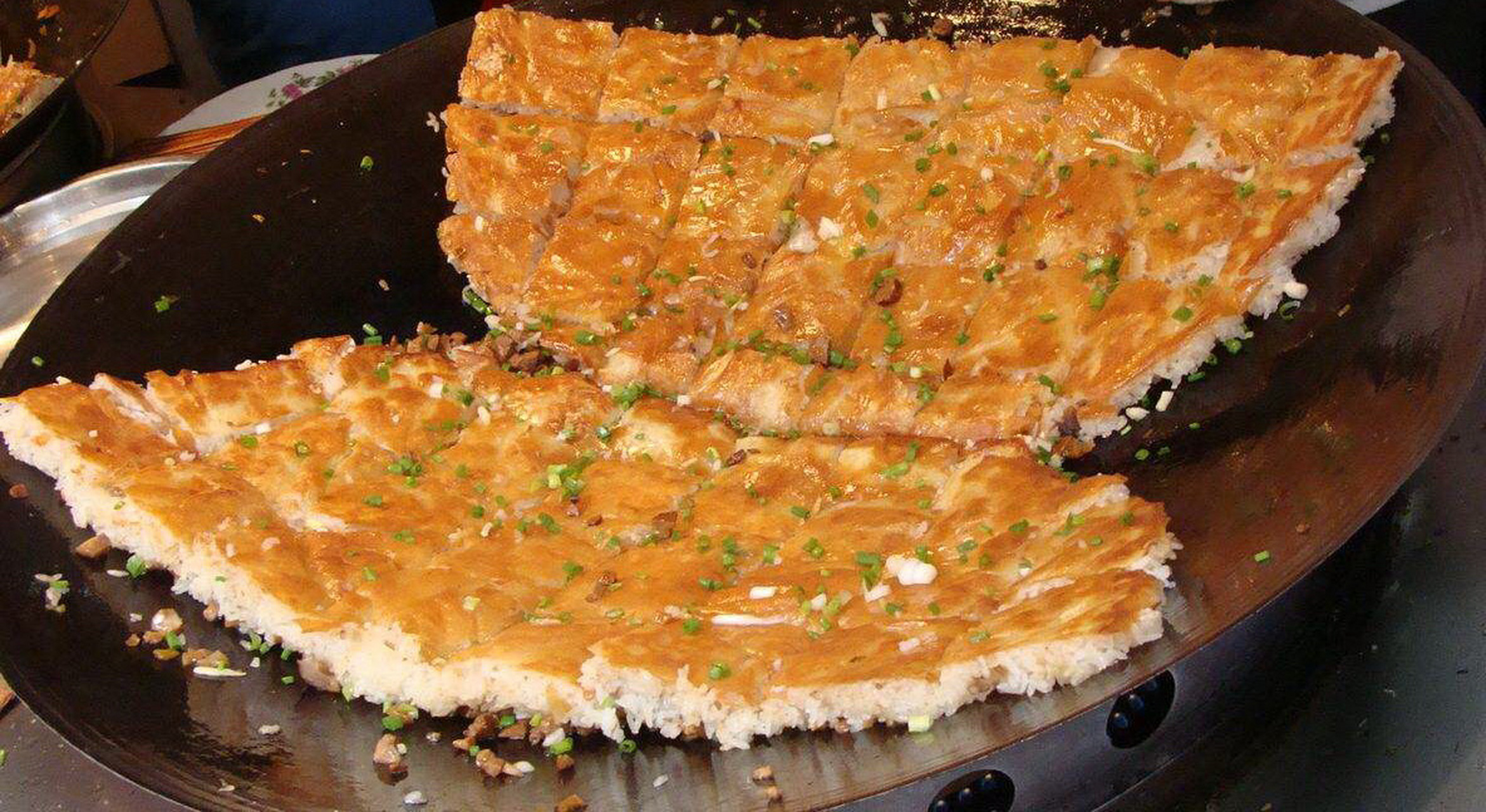 湖北武汉旅游特产小吃美食推荐之:三鲜豆皮 武汉人的早餐有两大宝,一