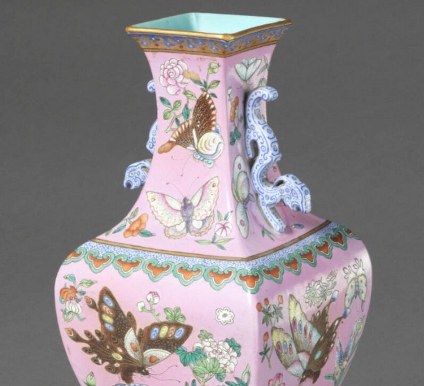 识瓷·乾隆款粉地粉彩花蝶纹双耳方瓶 施釉呈现出内豆绿外粉样式,瓶颈