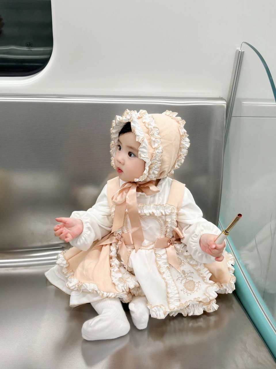 地铁上惊现一只真人版洋娃娃 大眼睛长睫毛 爸爸带女儿坐地铁啦 穿着