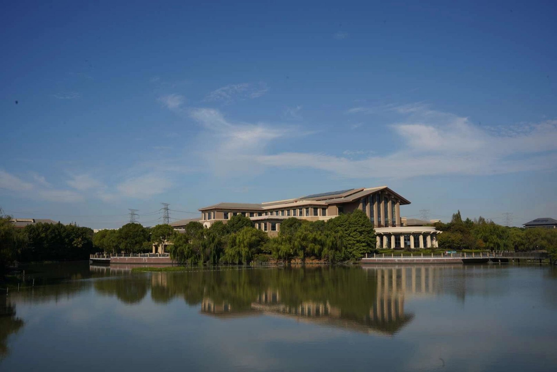 上海政法学院是一本还是二本 回答:现在是一本,上海政法学院已经全面