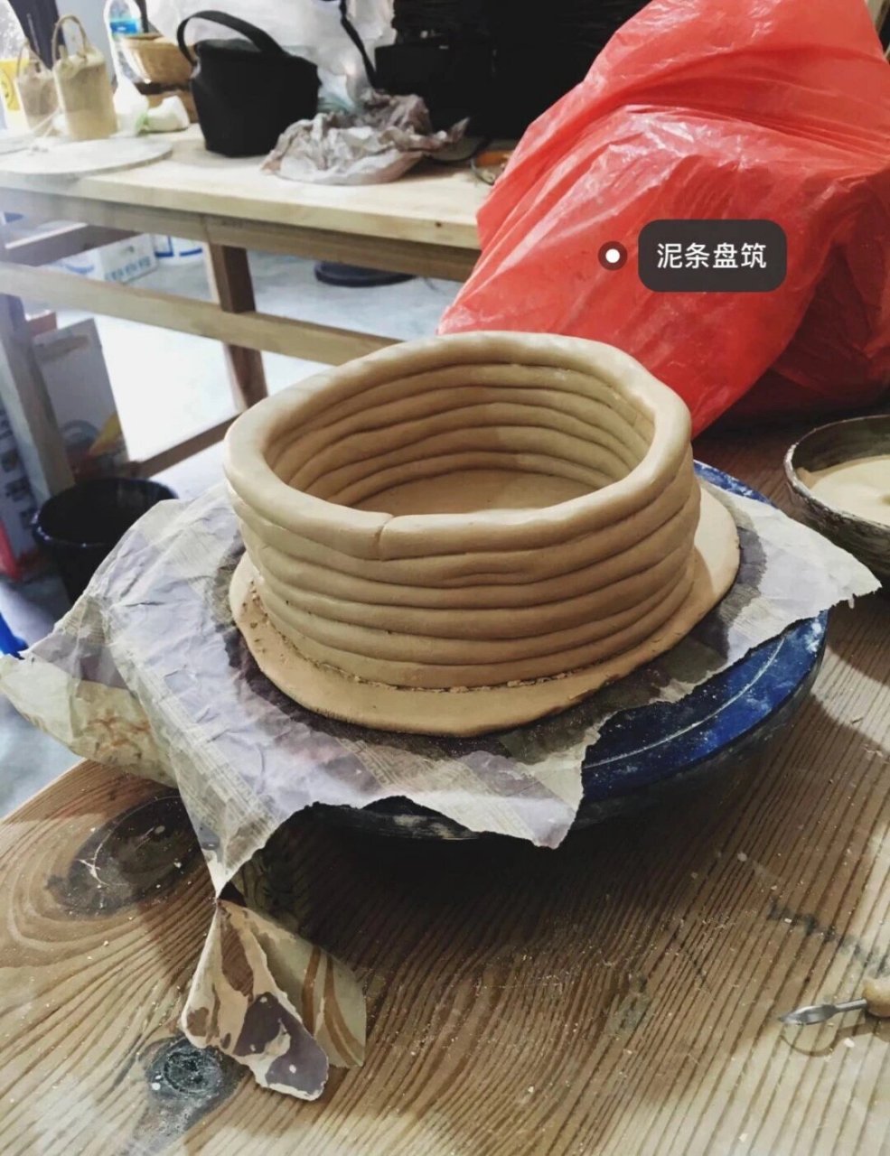 干货 | 陶艺的四种表现技法 陶艺的六种表现技法 (一)泥条盘筑法 1.