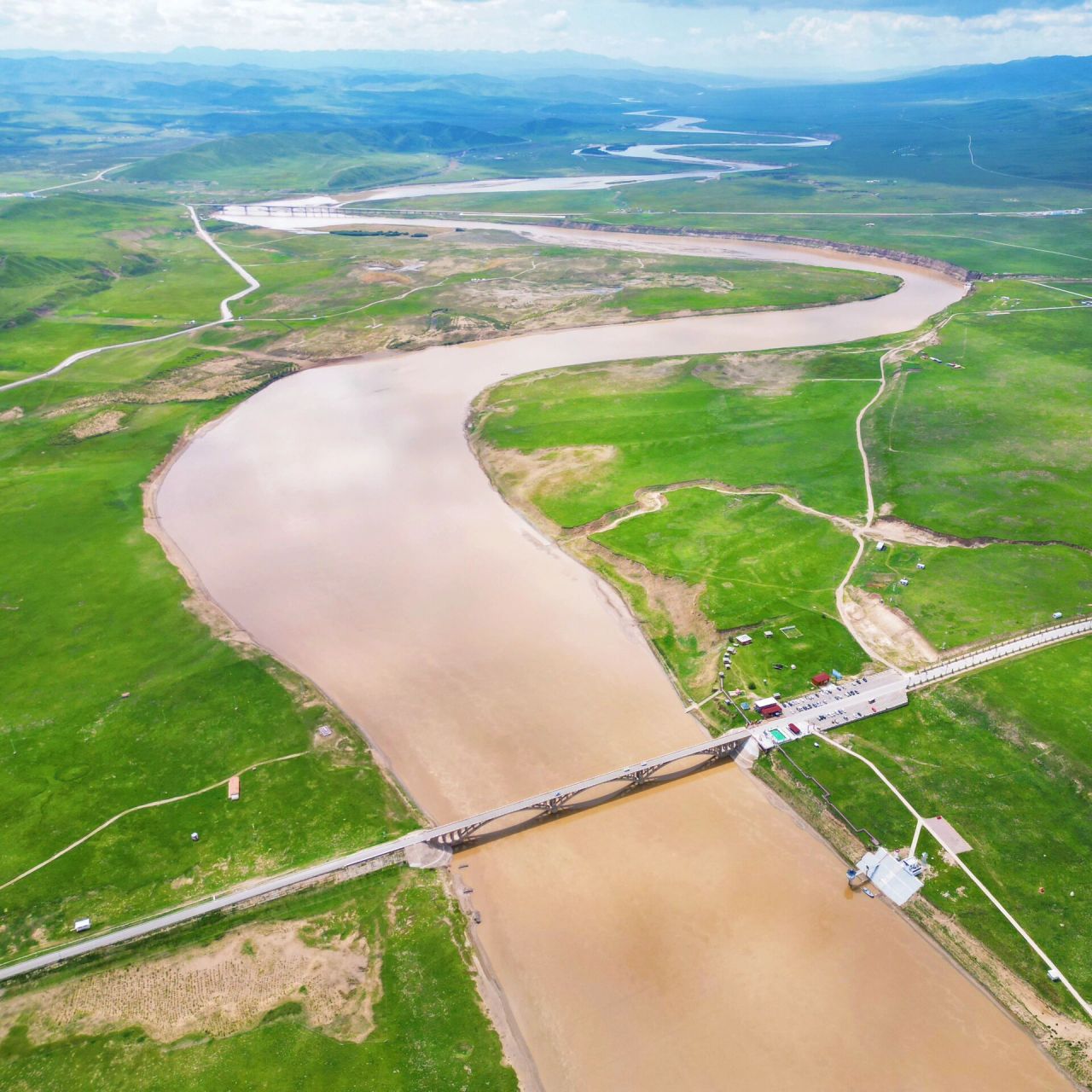 玛曲黄河第一弯,又称黄河首曲自然保护区,是黄河在玛曲县境内划出的大