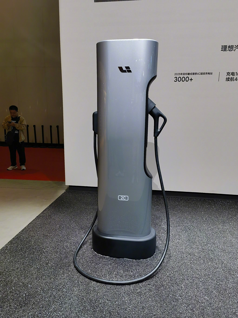 理想的纯电战略里,4c超充充电桩发布了,最高桩800-1000v,600a,车端