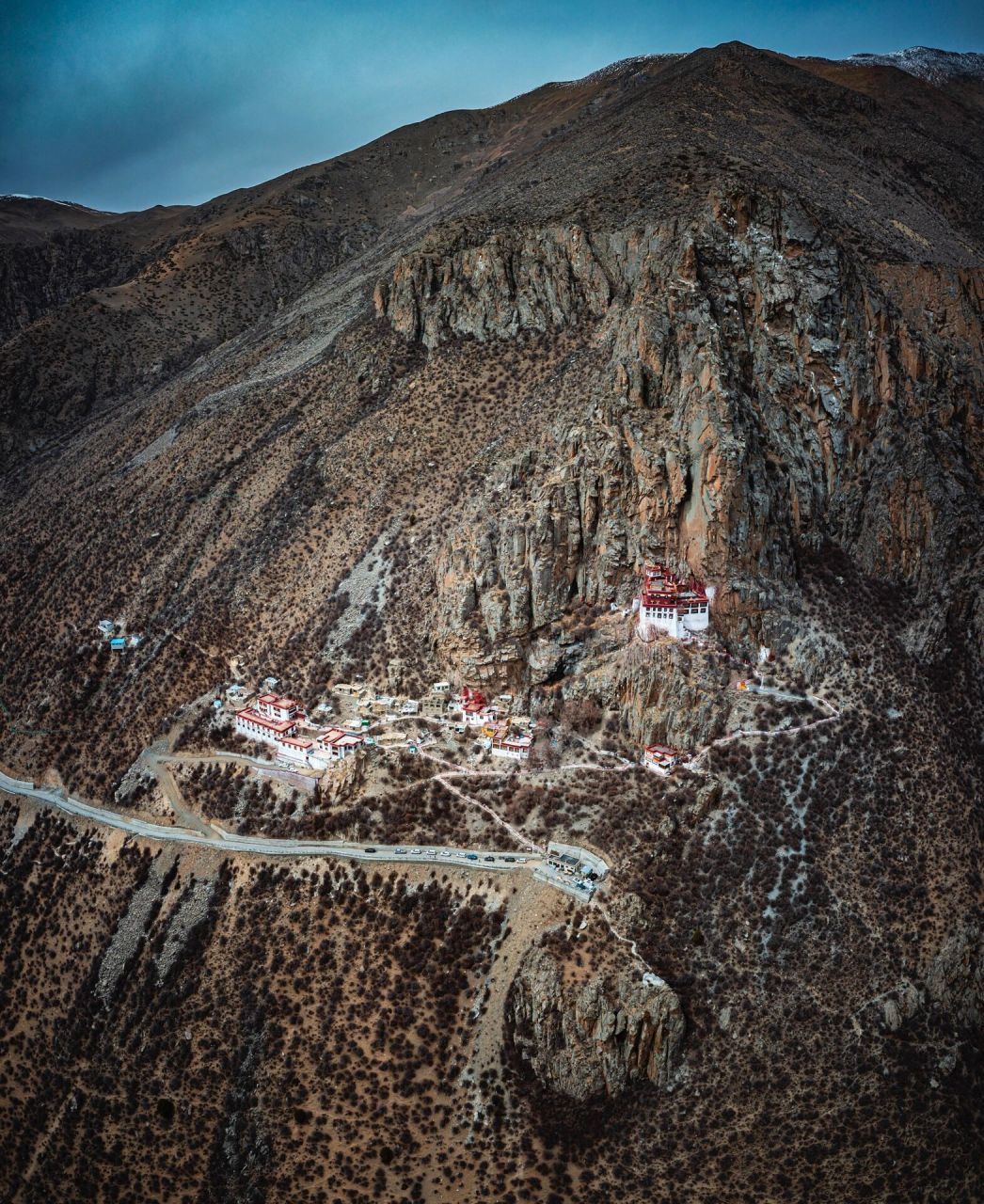 更震撼悬崖寺庙,拉萨当天可往返 拉萨林周县狮林寺,一座在手机地图上