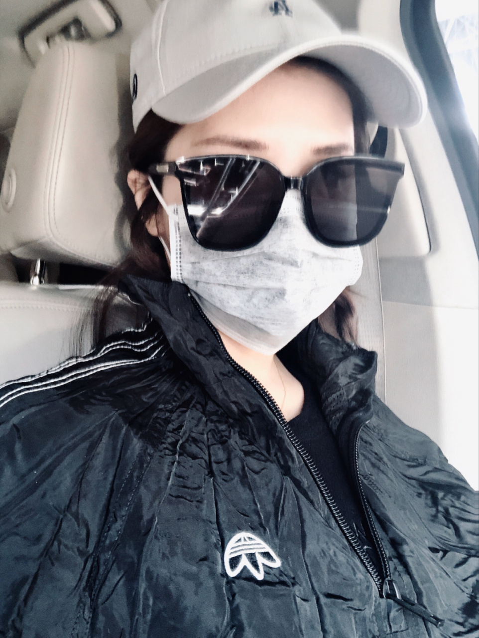 今天成都又是大太阳 出门墨镜口罩成了必备品 拍照也不用开美颜瘦脸了