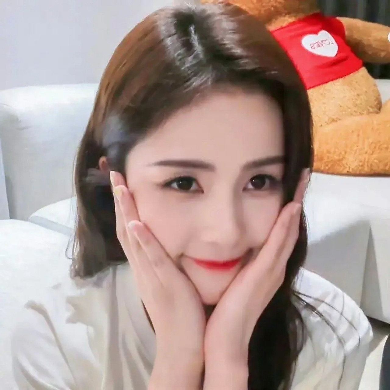 白鹿的捧脸照合集,看来喜欢捧脸不是一天两天了.