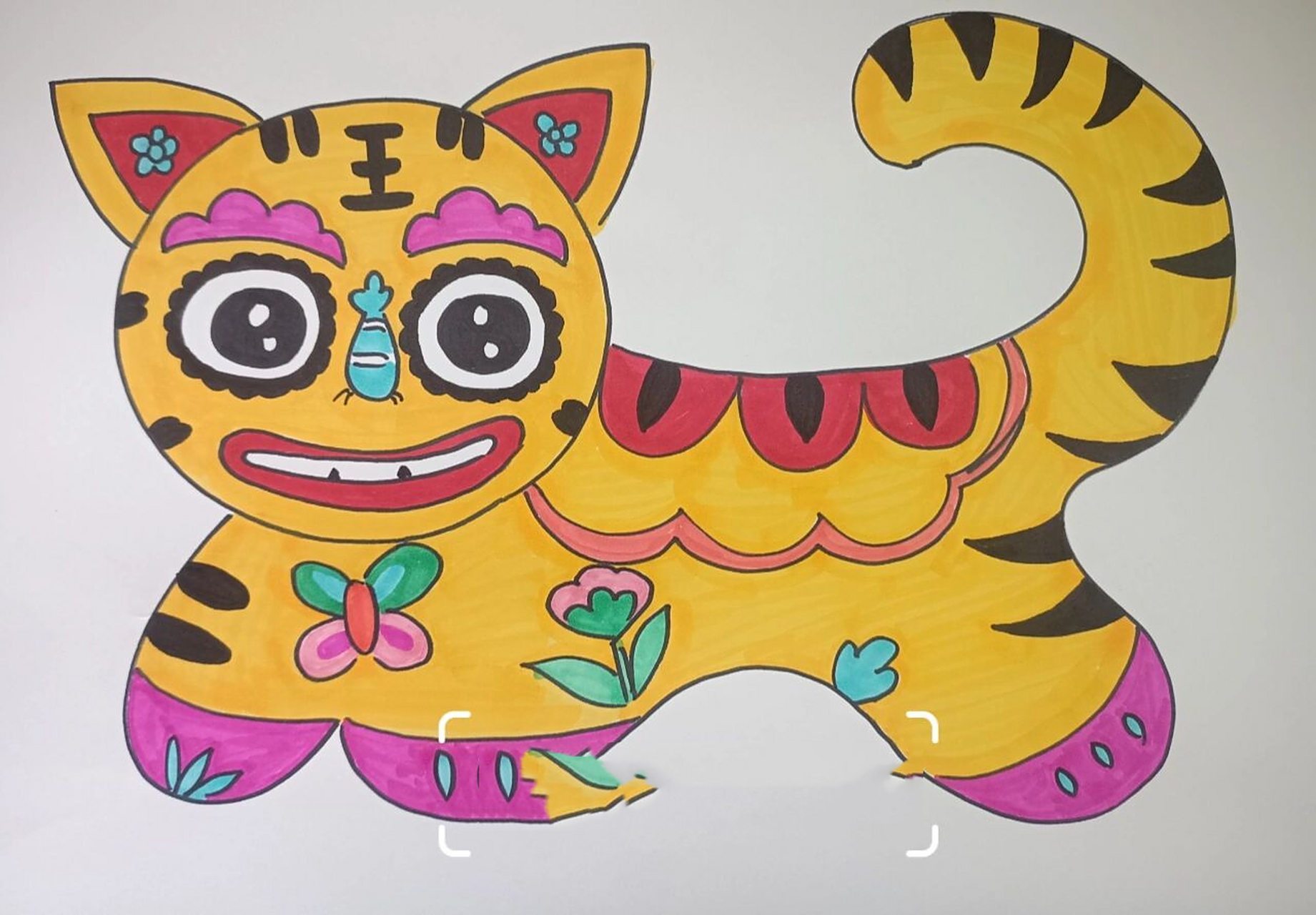 创意美术《布老虎》儿童画 1,工具材料: 卡纸,马克笔,勾线笔 2,适合