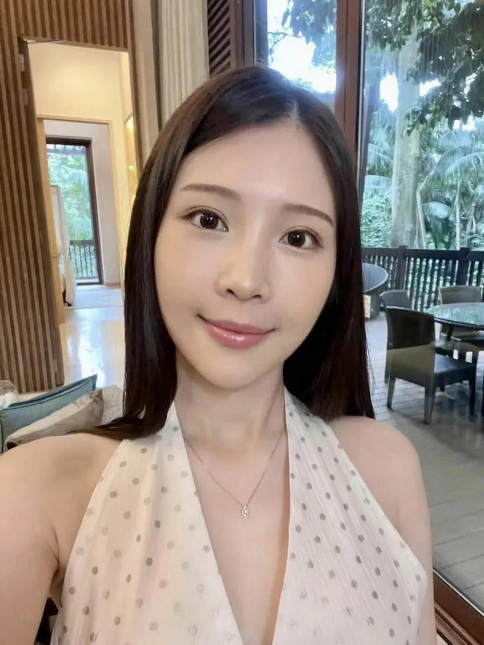 "鸡排妹"郑家纯今天在脸书上提到是受屏东县前县长潘孟安(民进党
