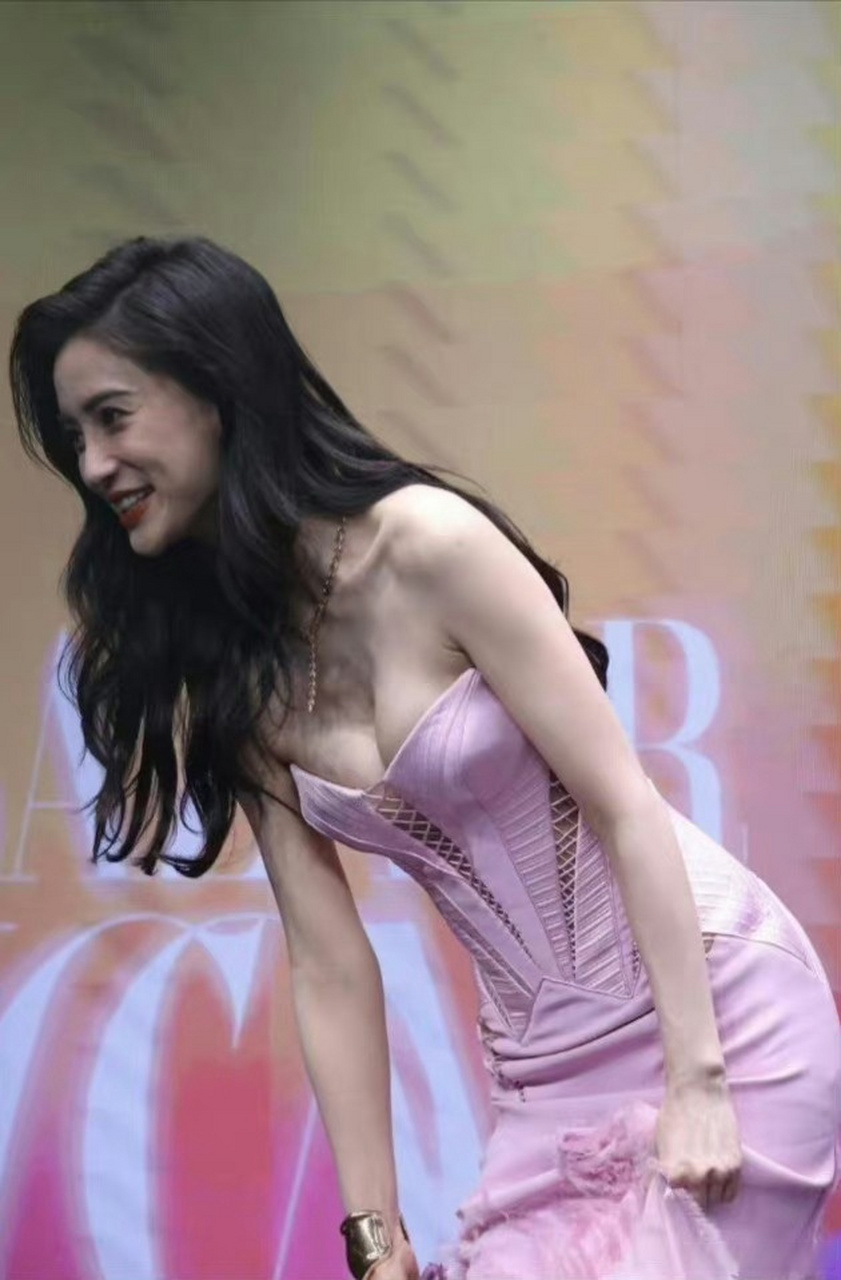 angelababy穿比基尼跳海,感觉baby穿比基尼身材有点平,和活动期间的她