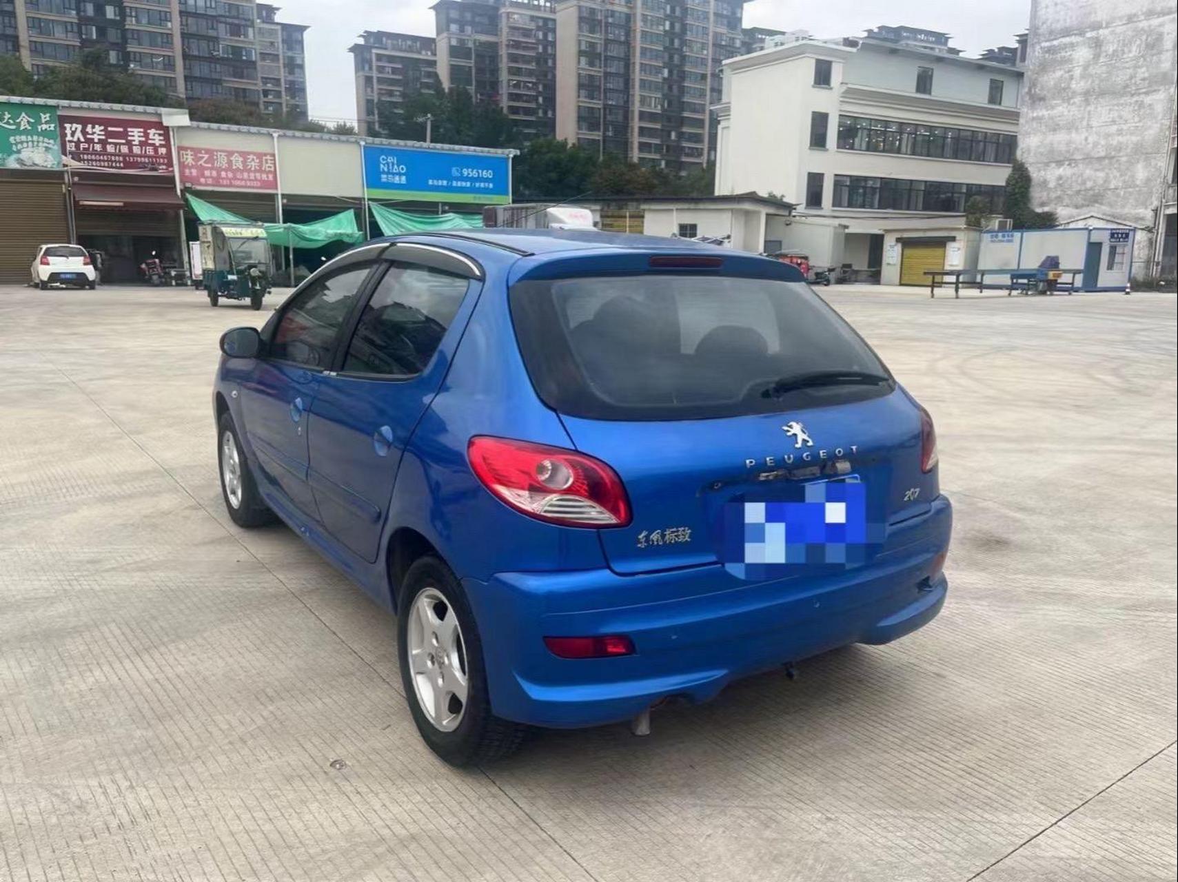 2012年东风标致206两厢.