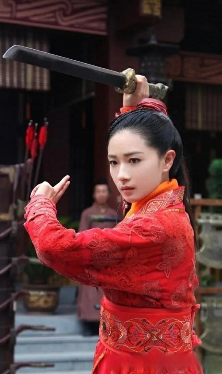 镖人是懂自我介绍文学的  觉得万茜 身上有阿育娅的影子,又酷又飒