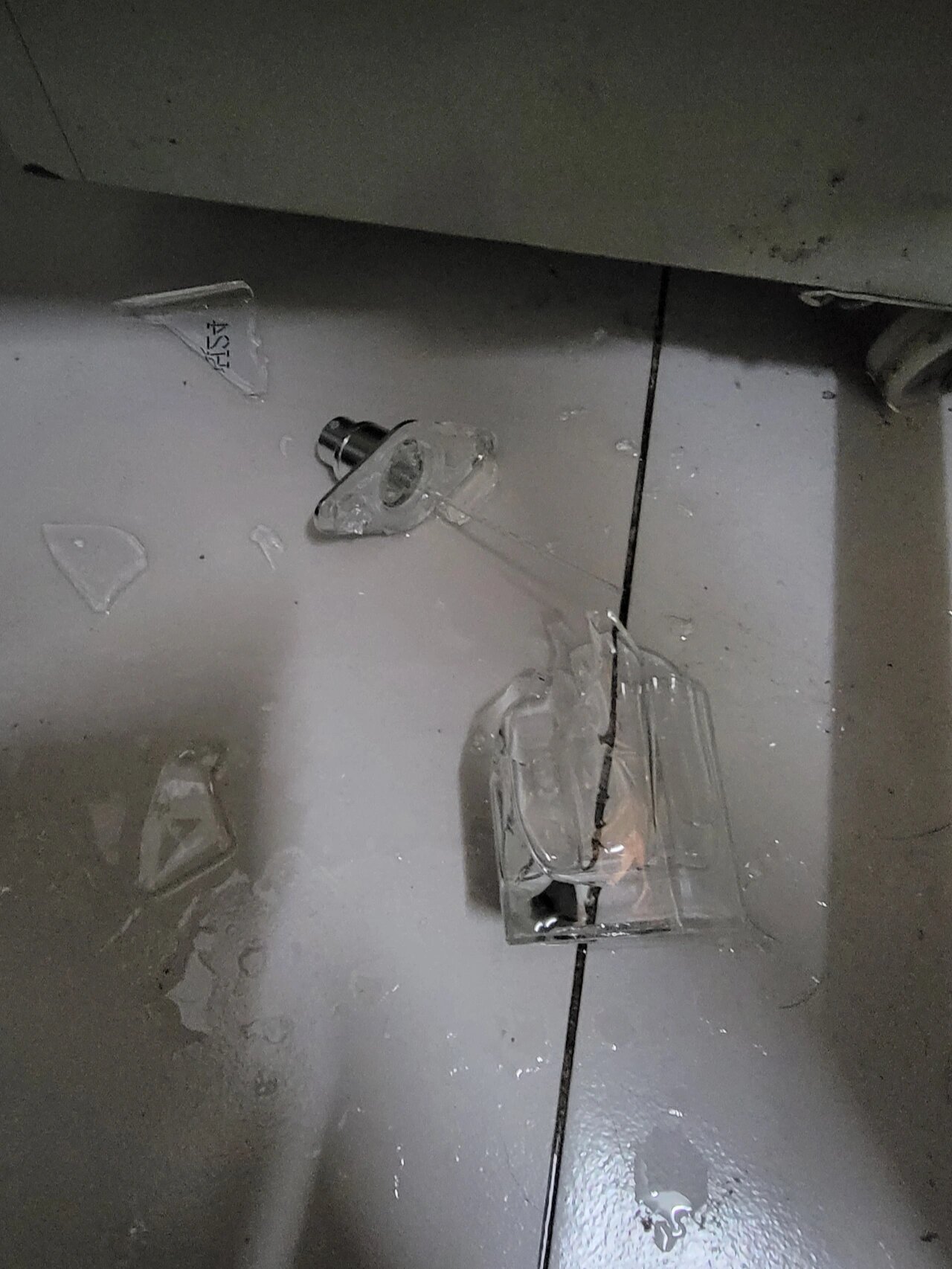 所以只用了不到三分之一晚上要出门突然想喷这个香水,手一滑摔地上碎