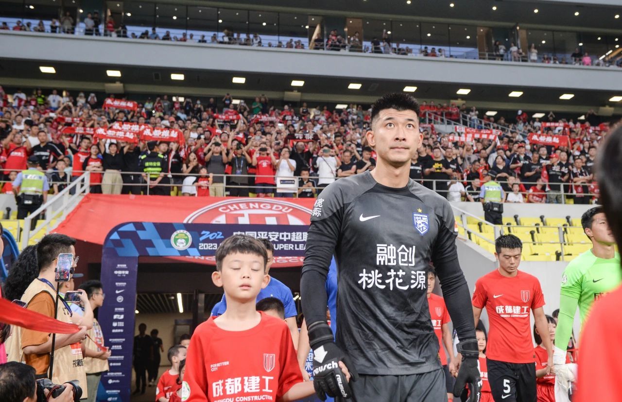 九游体育:中甲劲旅成都蓉城队“冲超梦碎”，球迷：“明年再来”吧！的简单介绍