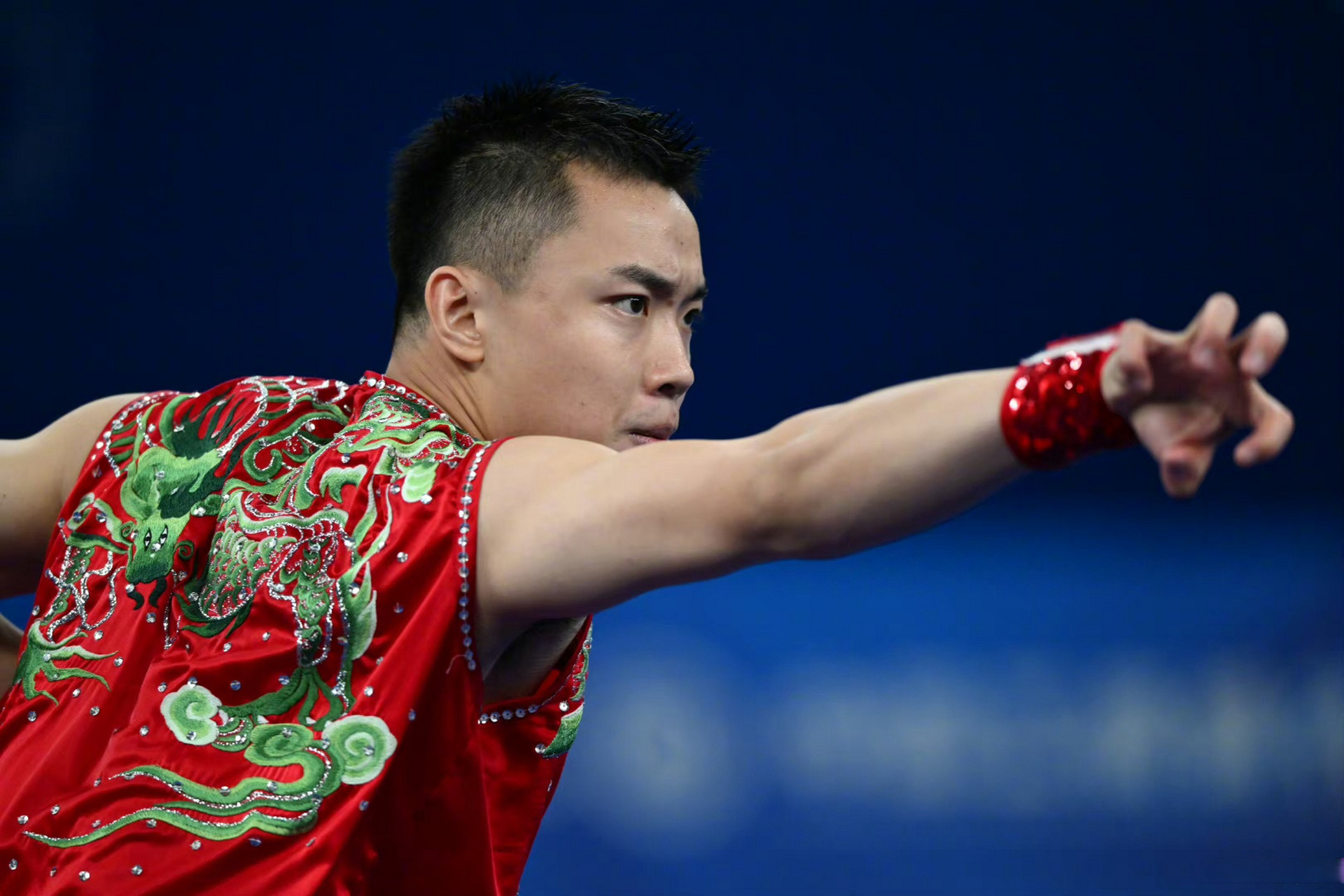 成都大运会武术项目男子南拳比赛中,中国选手曹茂园夺冠