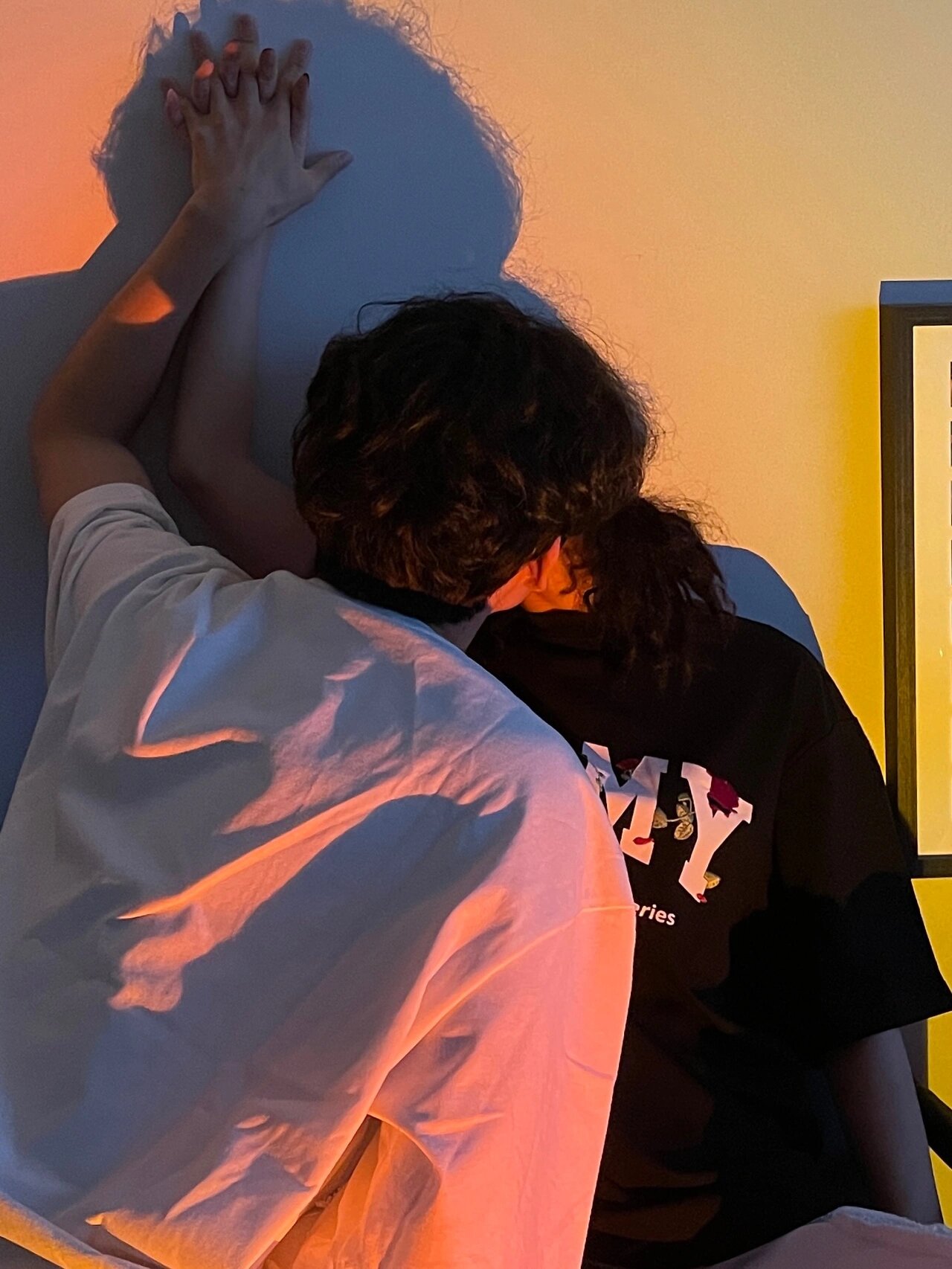 被男朋友壁咚 居然有点害羞!