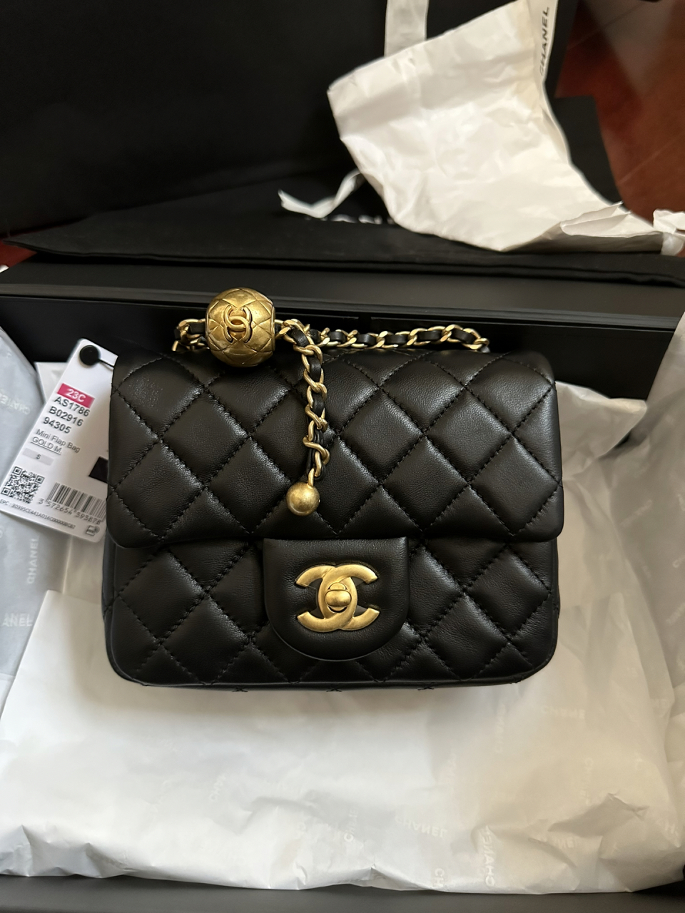 chanel金球方胖子 🖤 终于买到啦,很可爱! 	 羊皮真的好软呼呼,喜欢