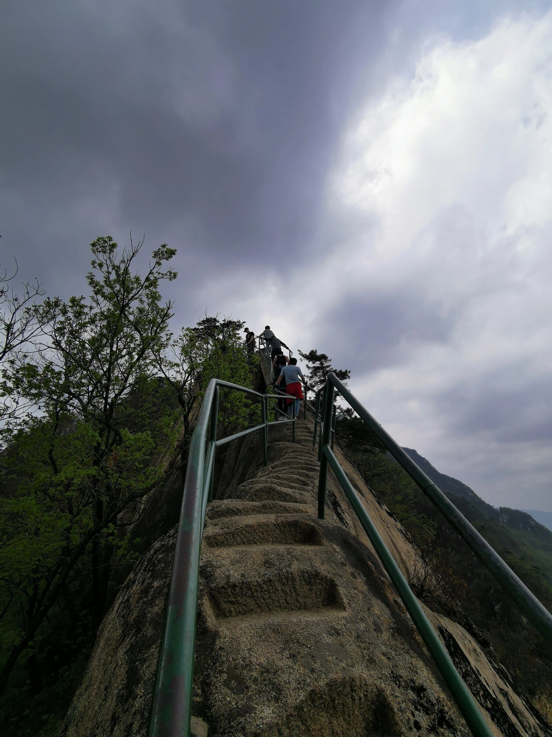 丹东凤凰山国家风景名胜区位于辽宁省凤城市,由东山和西山两大景区