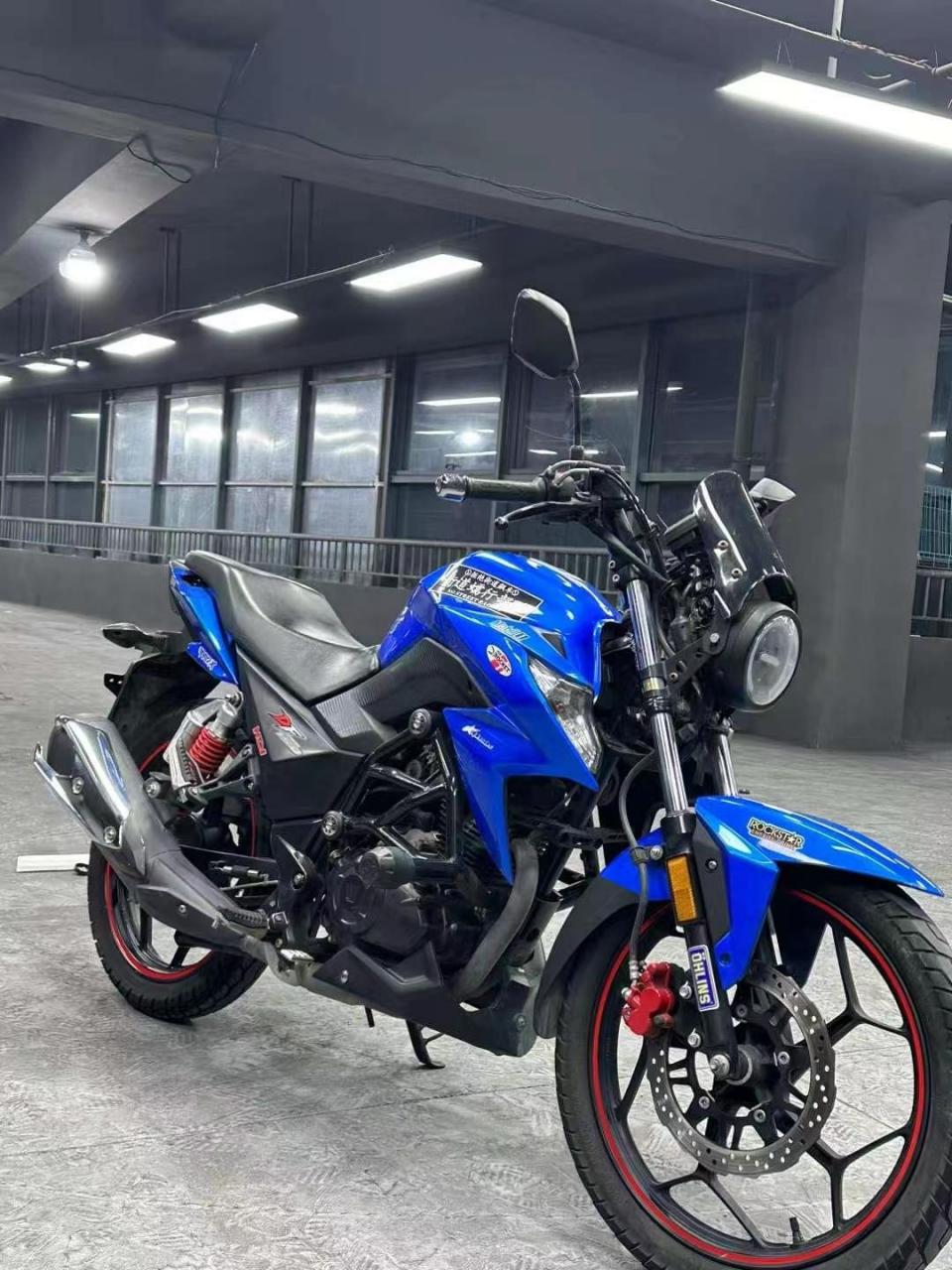 豪爵df150  成色细节够用 改装复古大灯 随时过户 19年的  车况没问题