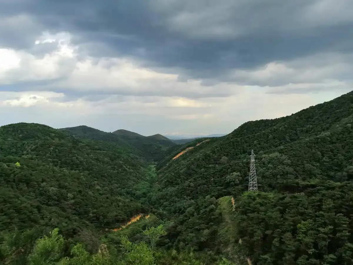 中条山位于东北至西南的河东大地上,挺拔地屹立在永济,东西蜿蜒,沟壑