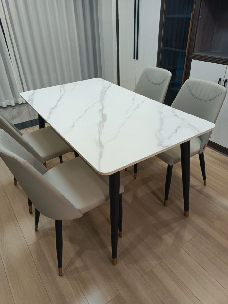 2995元顾家家居的岩板餐桌 一桌四椅 线下实体店买的顾家岩板餐桌