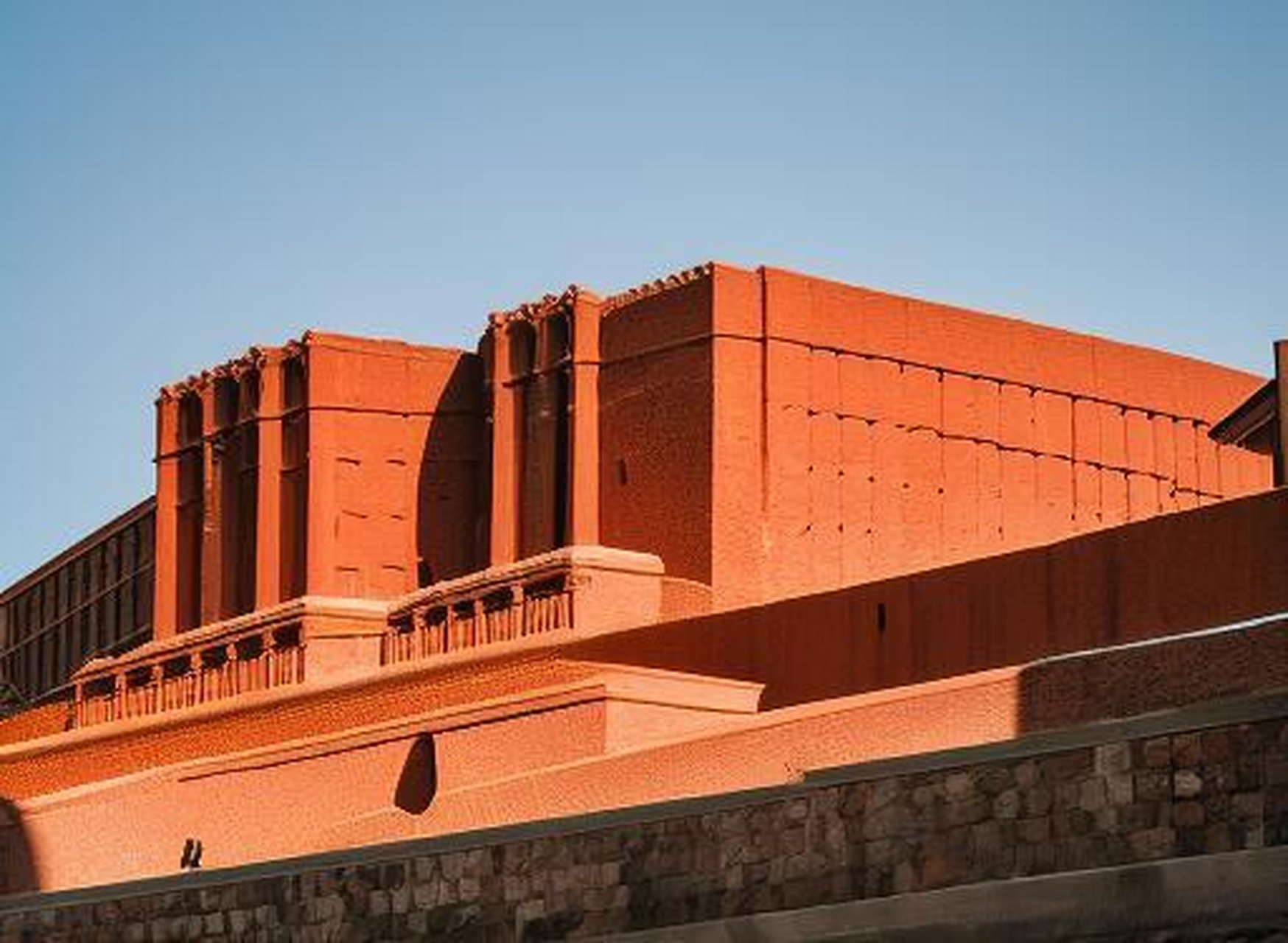 最近几年,红砂岩作为一种天然建筑装饰材料,被追随时尚和自然的建筑