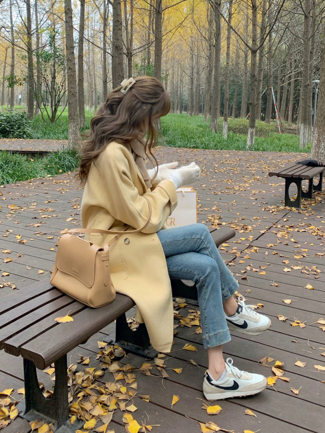 看到ins上好多韩国小姐姐都穿浅黄色大衣 跟着欧尼们学韩系秋冬穿搭