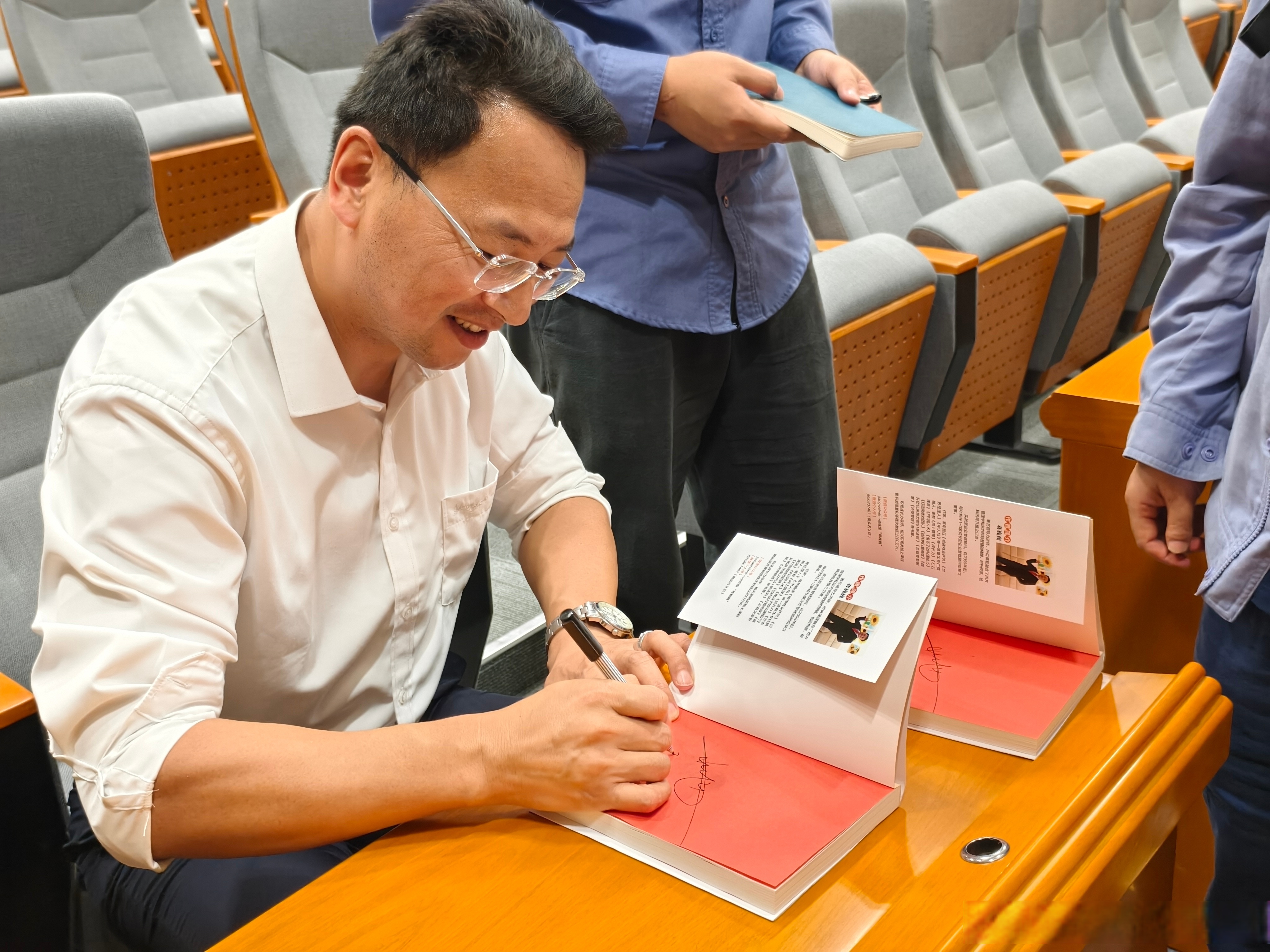 真正的松弛感,并不是松弛的穿搭,松弛的妆容,松弛