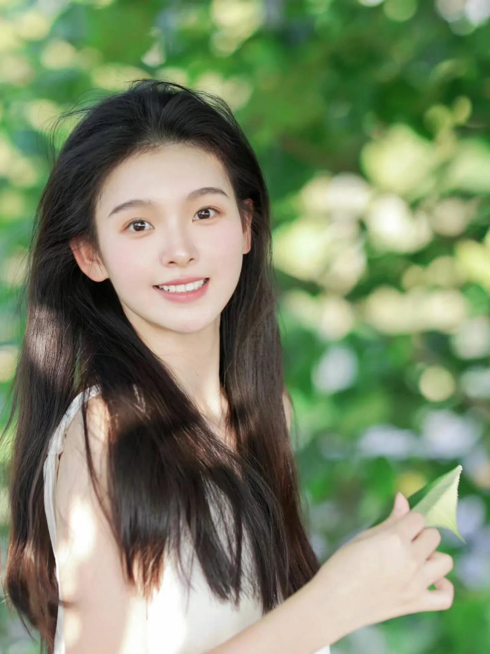 在柔和的午后阳光下,一位长发飘飘,秀美娴静的气质美女静静地坐在窗边