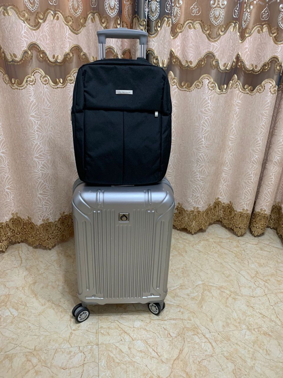 请问一个20寸行李箱77一个背包需要托运吗?东方航空