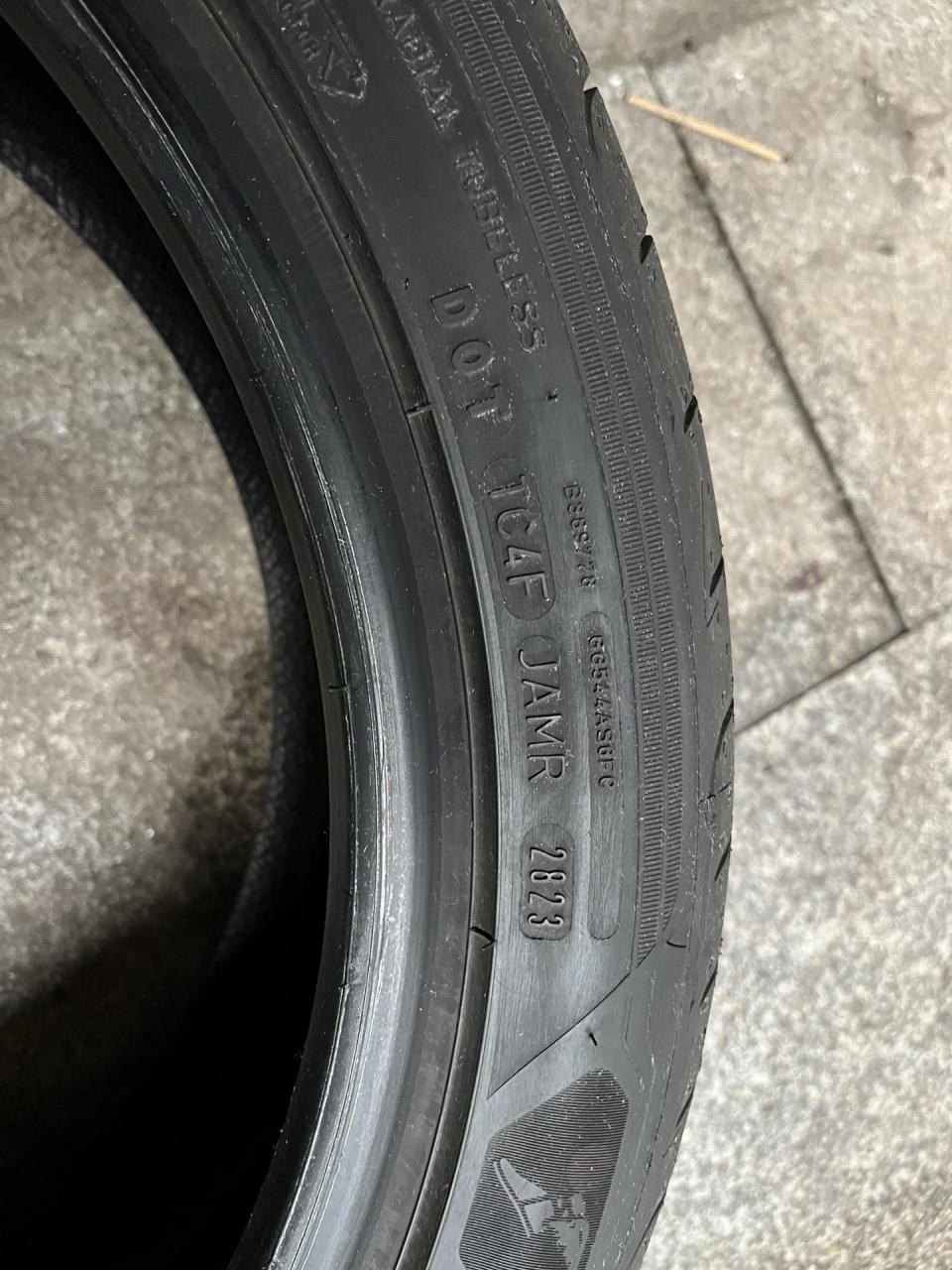 刚到一套原厂固特异f1,225 45 18,新车行驶一千公里拆下来的.