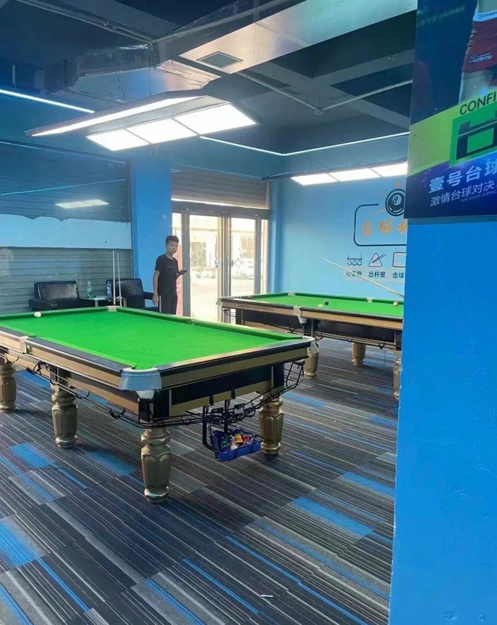 台球桌石板材料有白石板,青石板,还有大理石板,其中最好的是青石板,青