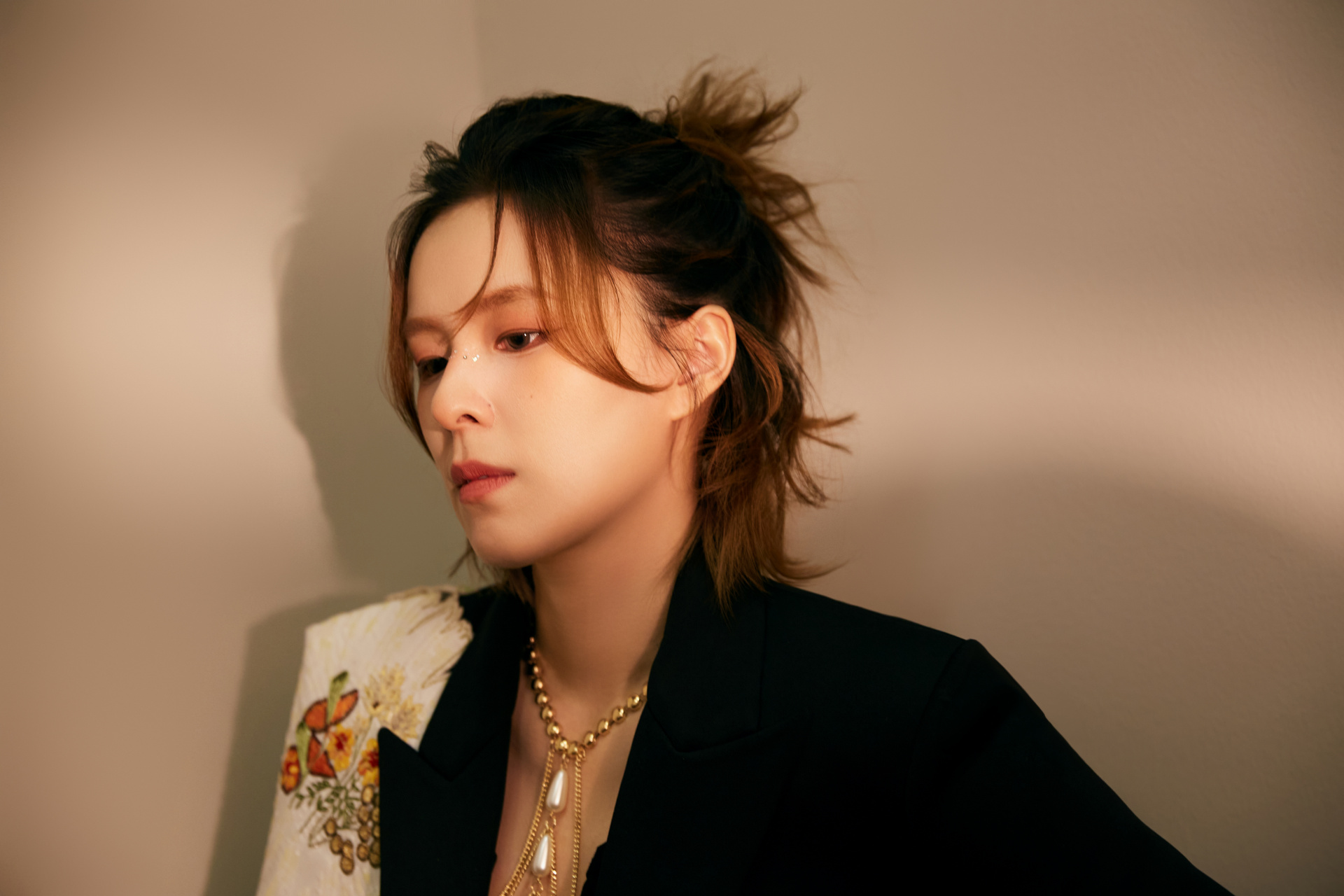 杨芸晴超话#杨芸晴br76念念不忘暖冬音乐会#  时光随缝隙撒下,锦簇之