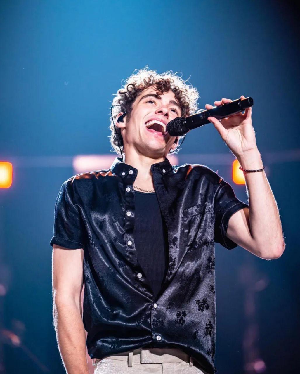 最近,美国小鲜肉 joshua bassett(乔舒亚·巴塞特)在伦敦的演唱会上