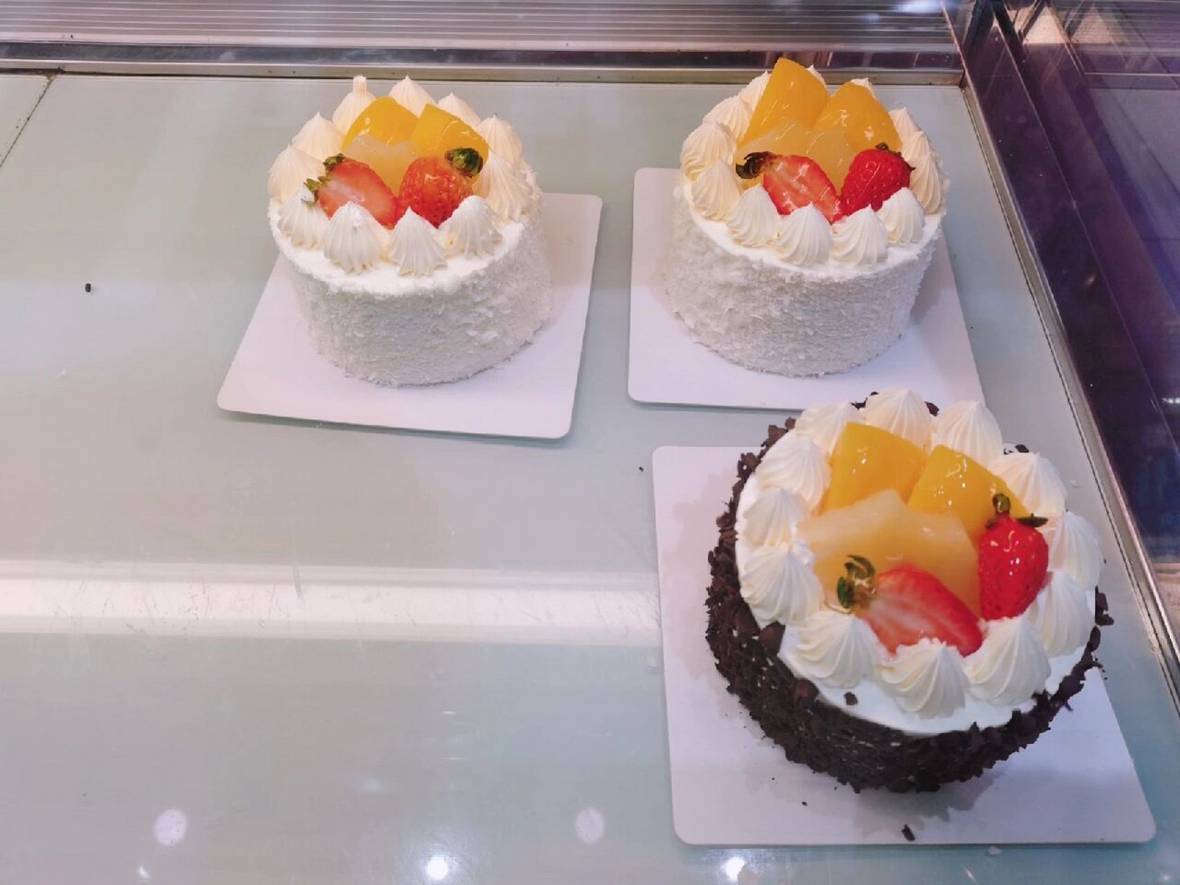 去蛋糕店,看到四寸植物奶油蛋糕25,动物奶油45…… 平时生日蛋糕都是